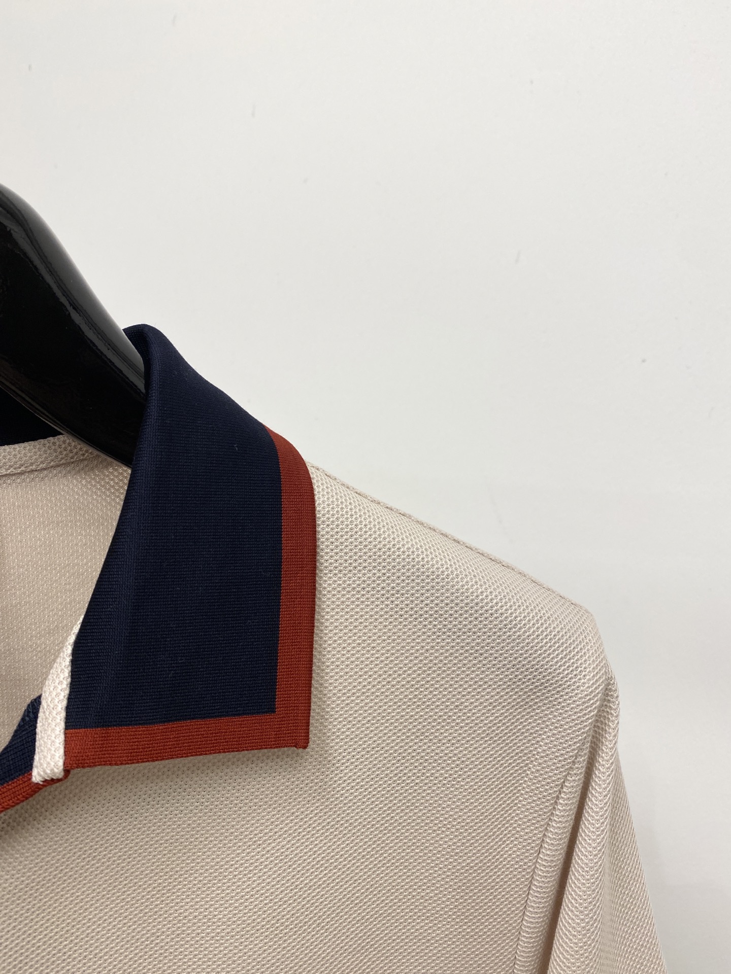 古奇、2026新品短袖T恤，帅气时尚，胸前精致刺绣字母logo，简约百搭款。面料棉 不仅挺括，保持潮流的