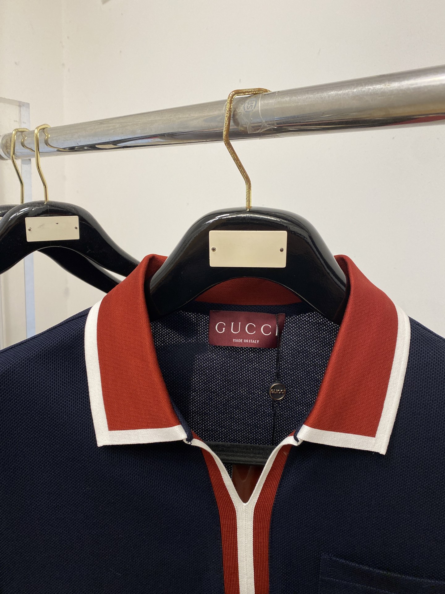 古奇、2026新品短袖T恤，帅气时尚，胸前精致刺绣字母logo，简约百搭款。面料棉 不仅挺括，保持潮流的