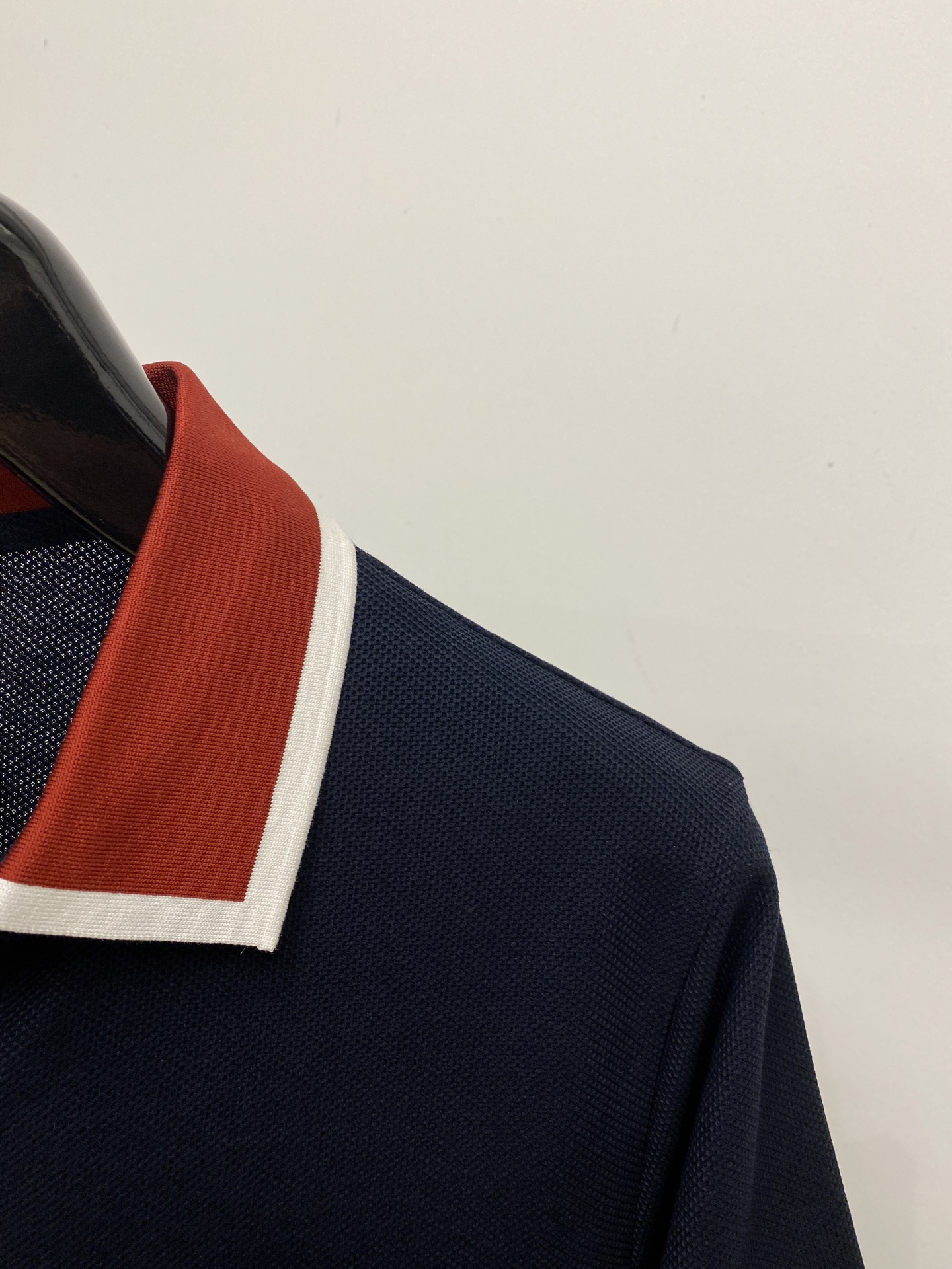 古奇、2026新品短袖T恤，帅气时尚，胸前精致刺绣字母logo，简约百搭款。面料棉 不仅挺括，保持潮流的