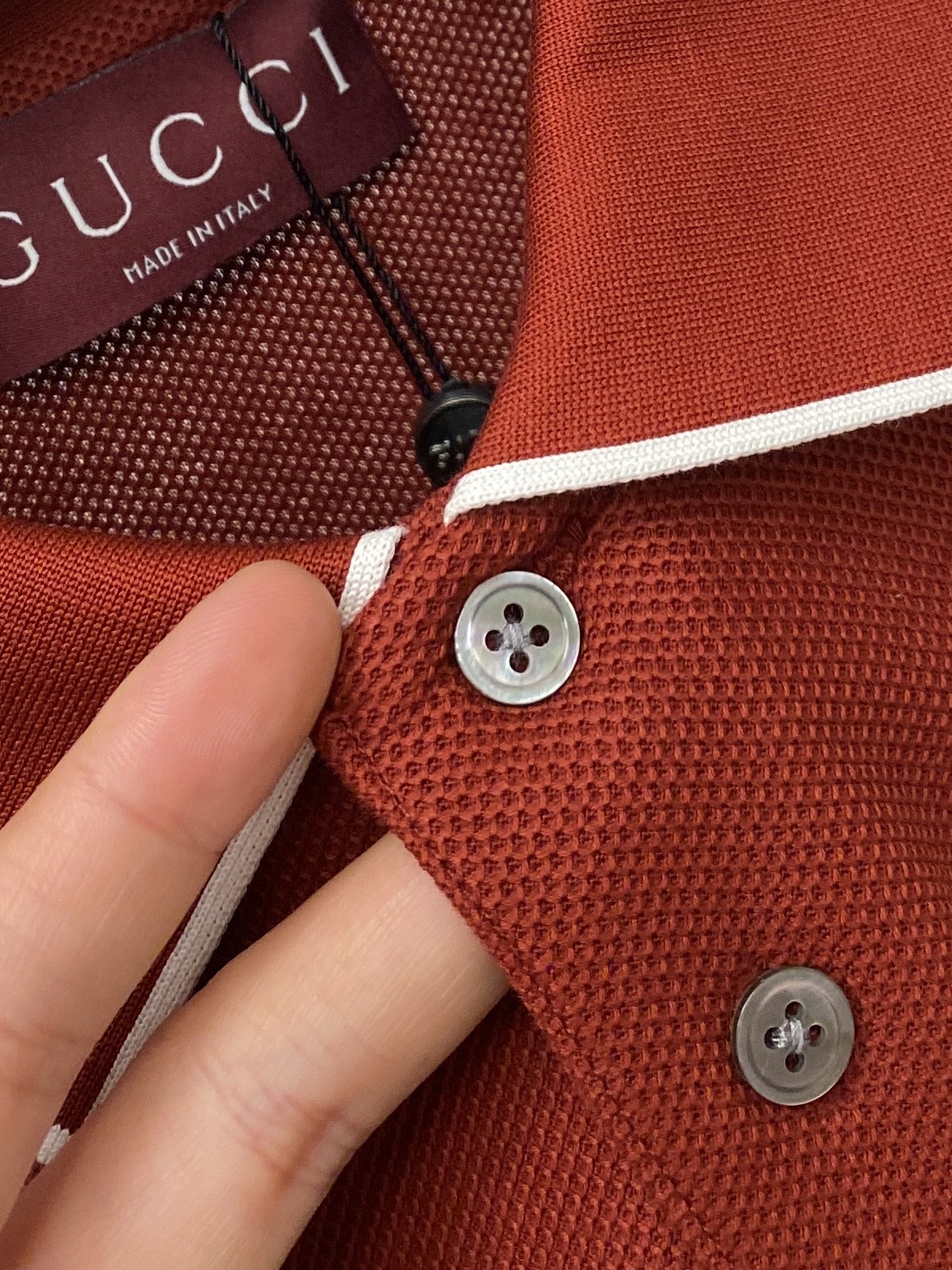 古奇、2026新品短袖T恤，帅气时尚，胸前精致刺绣字母logo，简约百搭款。面料棉 不仅挺括，保持潮流的