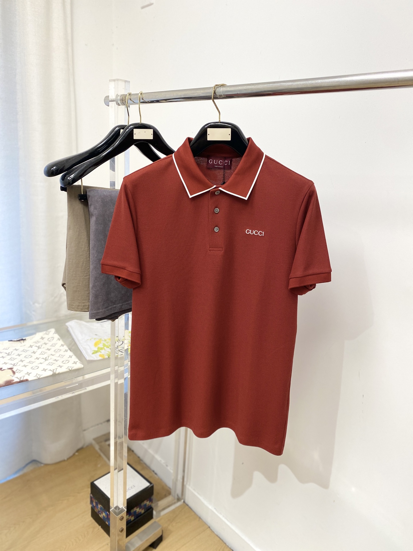 古奇、2026新品短袖T恤，帅气时尚，胸前精致刺绣字母logo，简约百搭款。面料棉 不仅挺括，保持潮流的