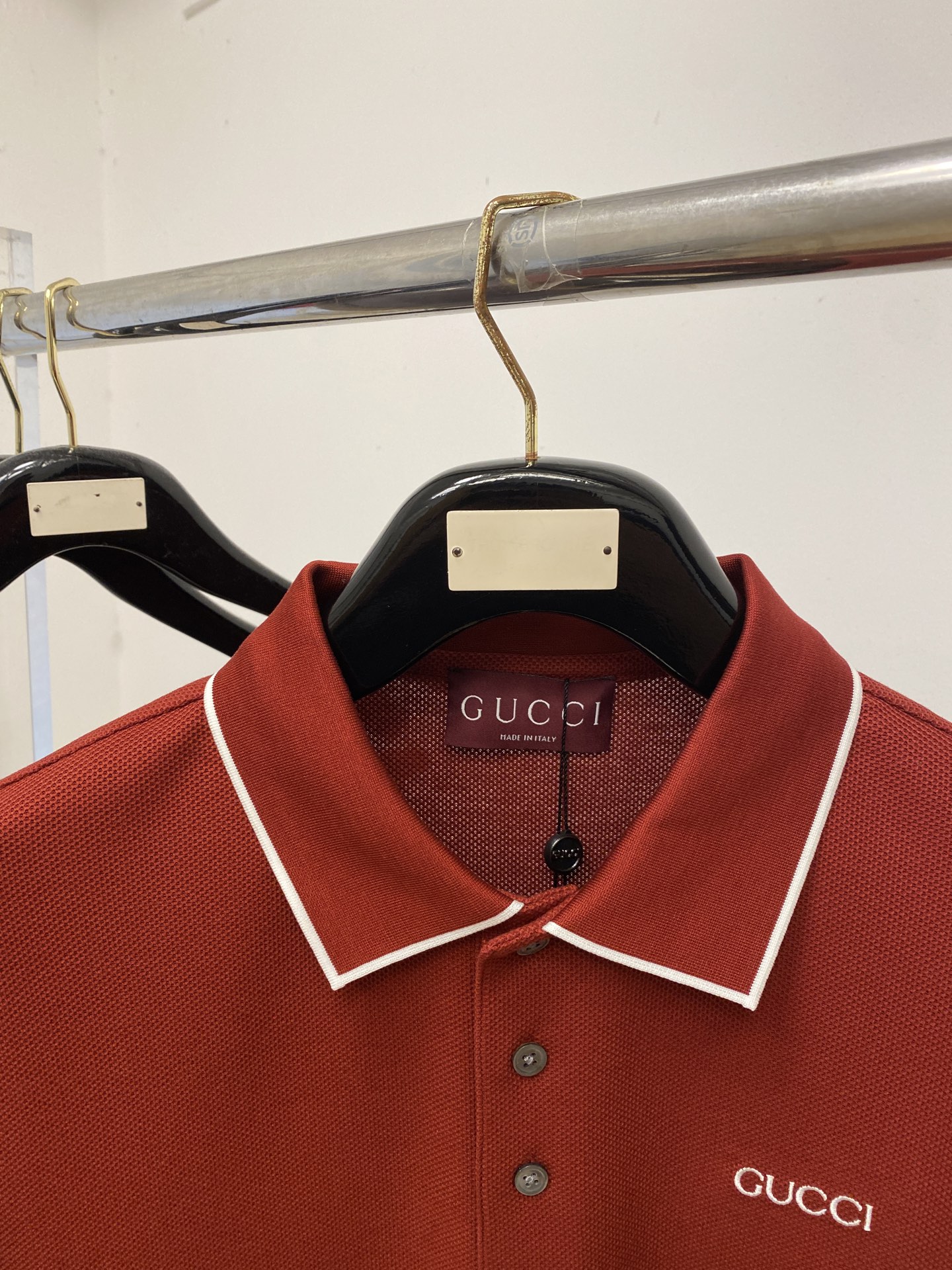 古奇、2026新品短袖T恤，帅气时尚，胸前精致刺绣字母logo，简约百搭款。面料棉 不仅挺括，保持潮流的