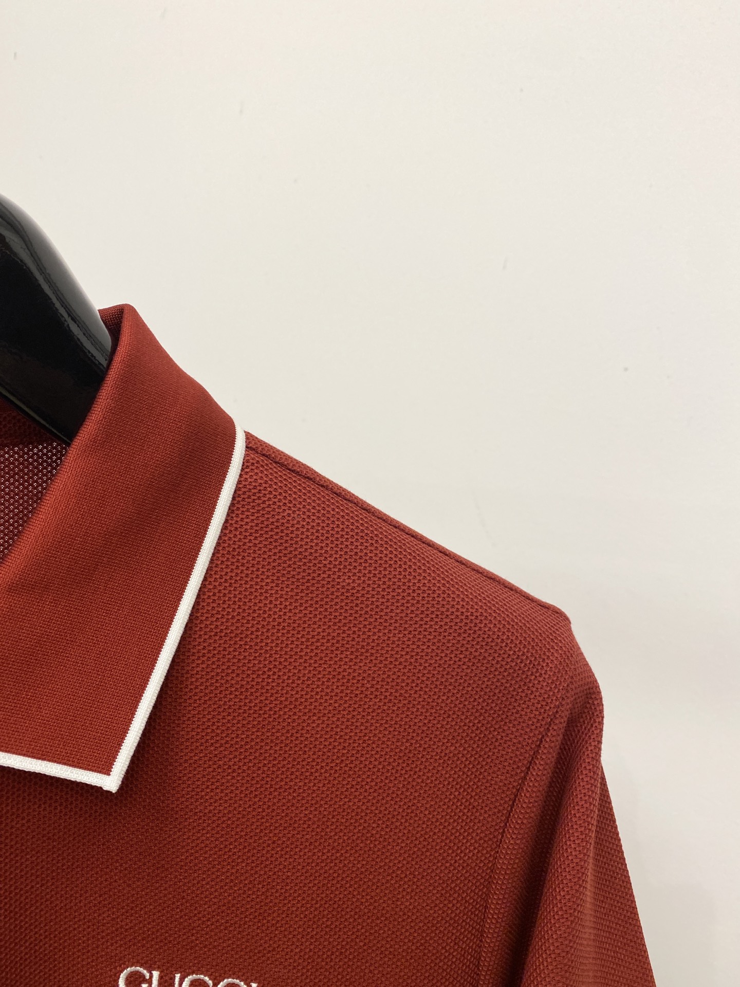 古奇、2026新品短袖T恤，帅气时尚，胸前精致刺绣字母logo，简约百搭款。面料棉 不仅挺括，保持潮流的