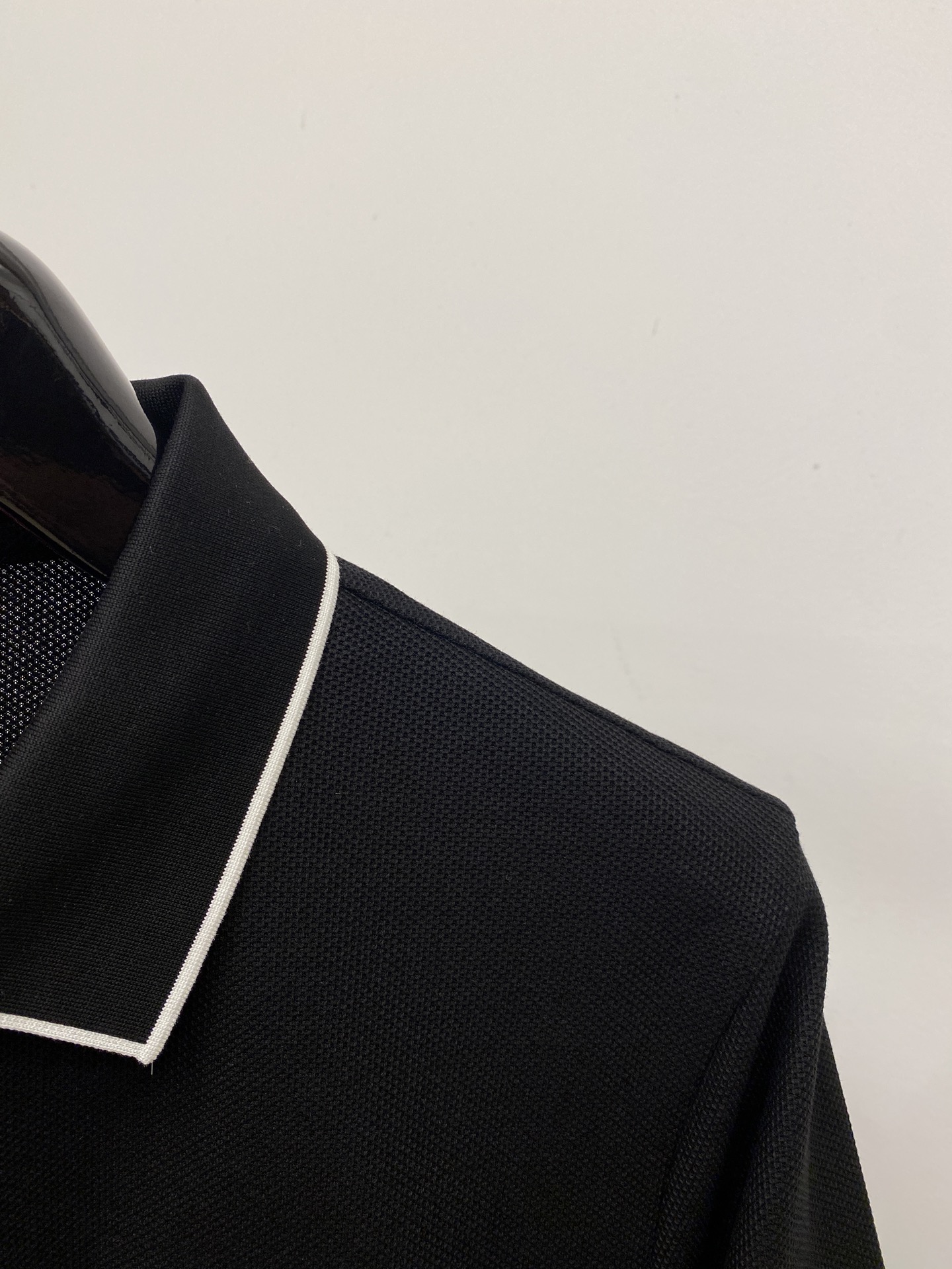 古奇、2026新品短袖T恤，帅气时尚，胸前精致刺绣字母logo，简约百搭款。面料棉 不仅挺括，保持潮流的