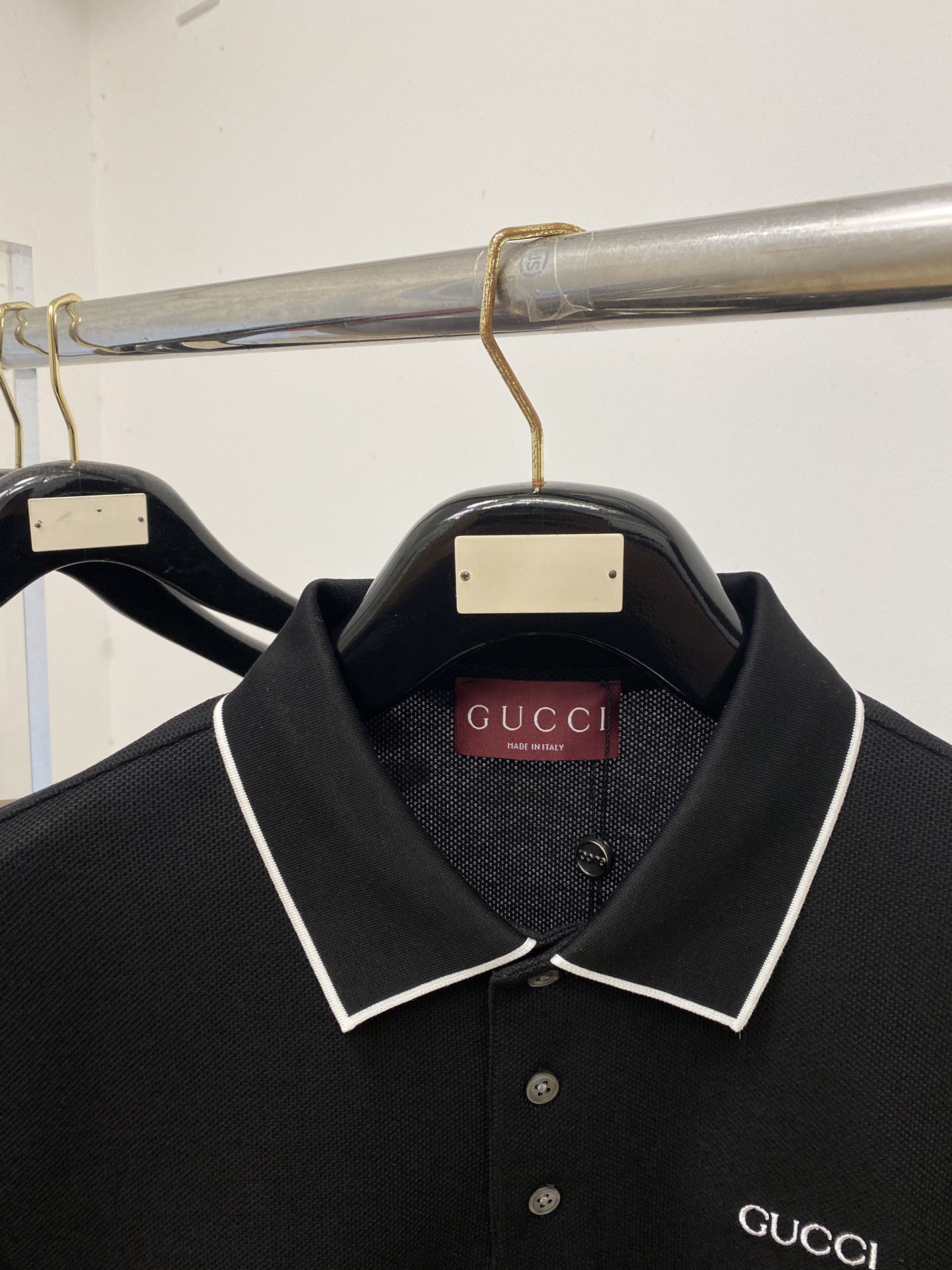 古奇、2026新品短袖T恤，帅气时尚，胸前精致刺绣字母logo，简约百搭款。面料棉 不仅挺括，保持潮流的