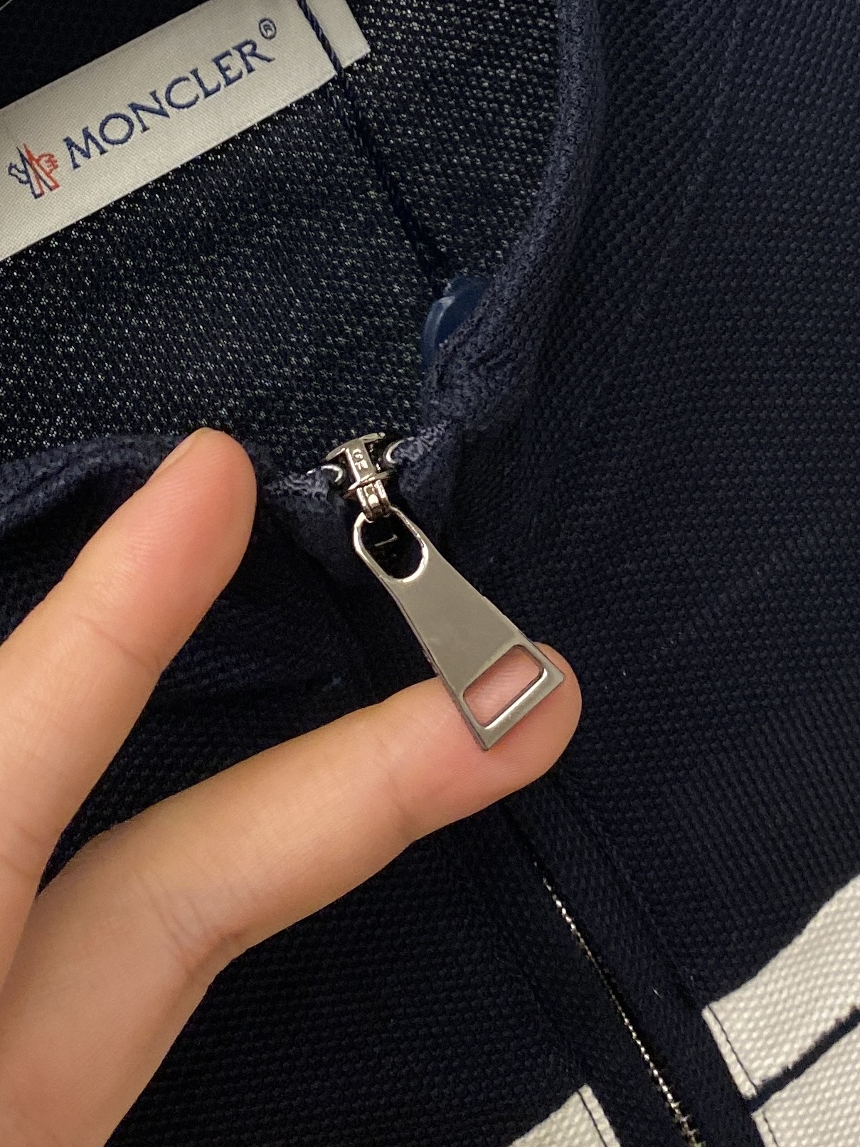 蒙口、2026新品短袖T恤，帅气时尚，胸前精致刺绣字母logo，简约百搭款。面料棉 不仅挺括，保持潮流的