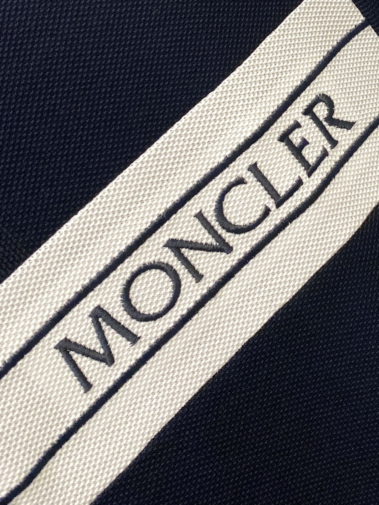 蒙口、2026新品短袖T恤，帅气时尚，胸前精致刺绣字母logo，简约百搭款。面料棉 不仅挺括，保持潮流的