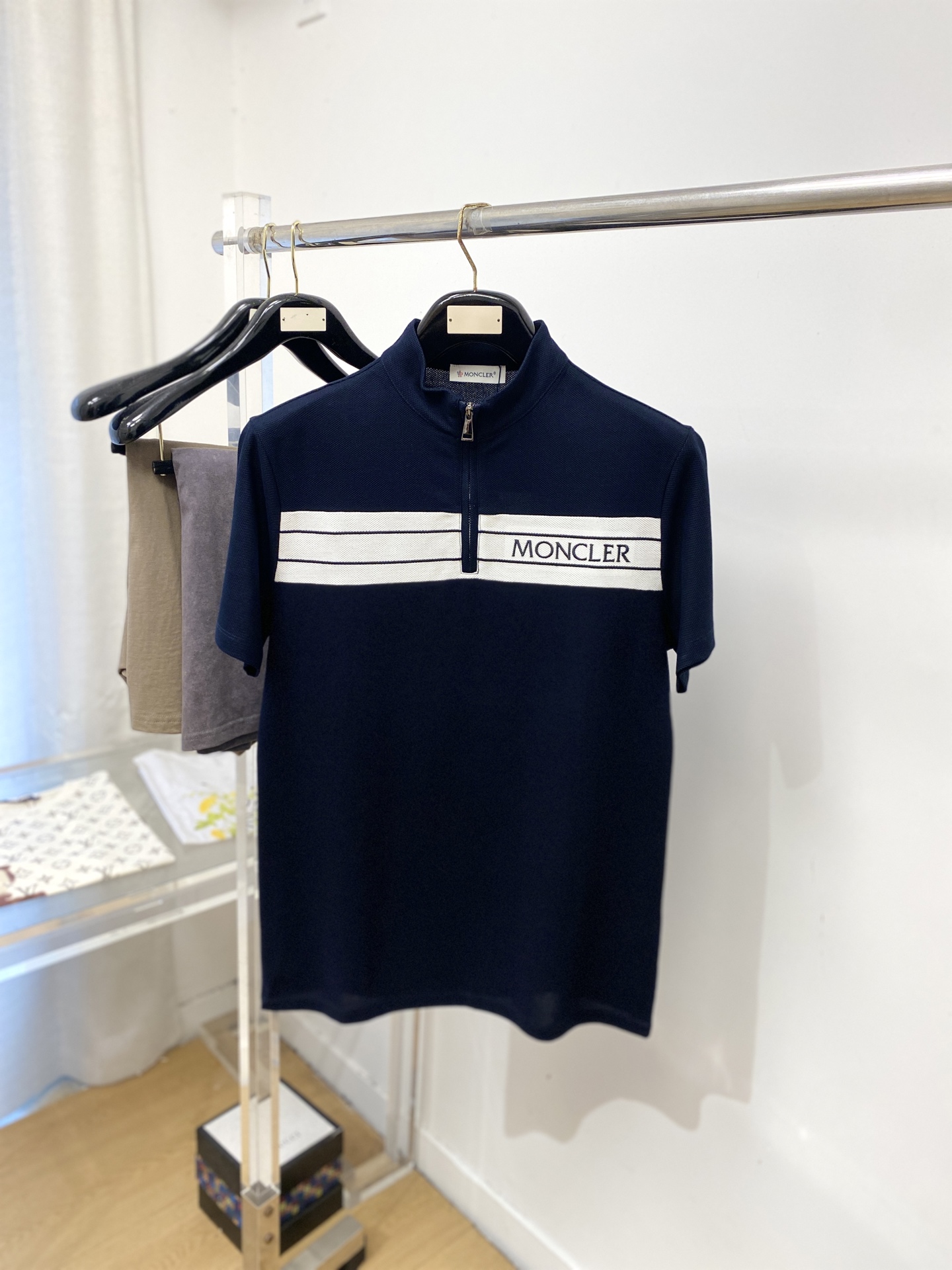 蒙口、2026新品短袖T恤，帅气时尚，胸前精致刺绣字母logo，简约百搭款。面料棉 不仅挺括，保持潮流的