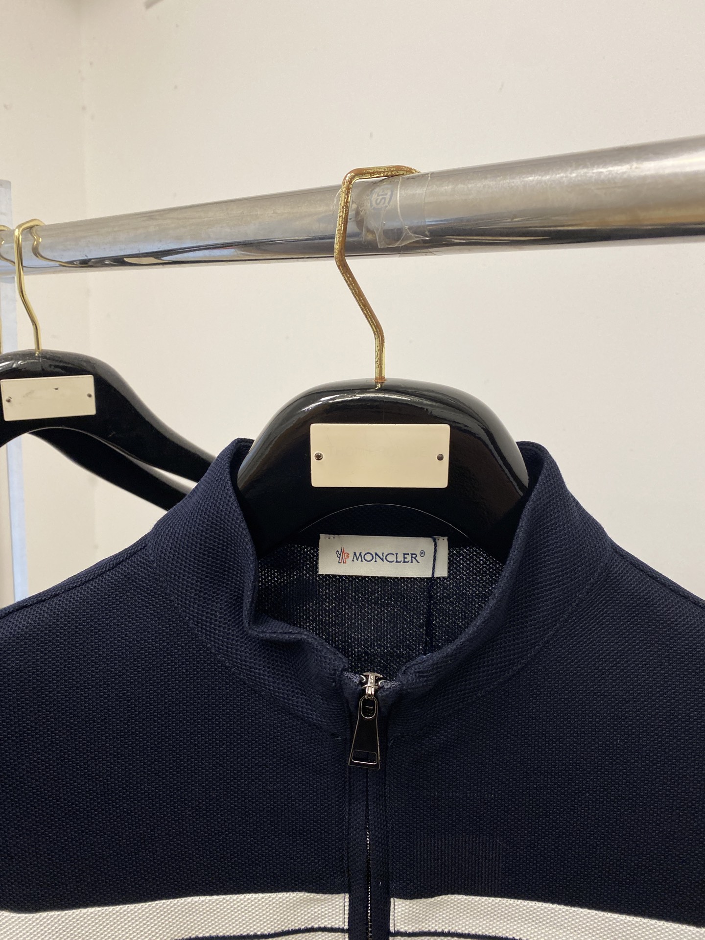 蒙口、2026新品短袖T恤，帅气时尚，胸前精致刺绣字母logo，简约百搭款。面料棉 不仅挺括，保持潮流的