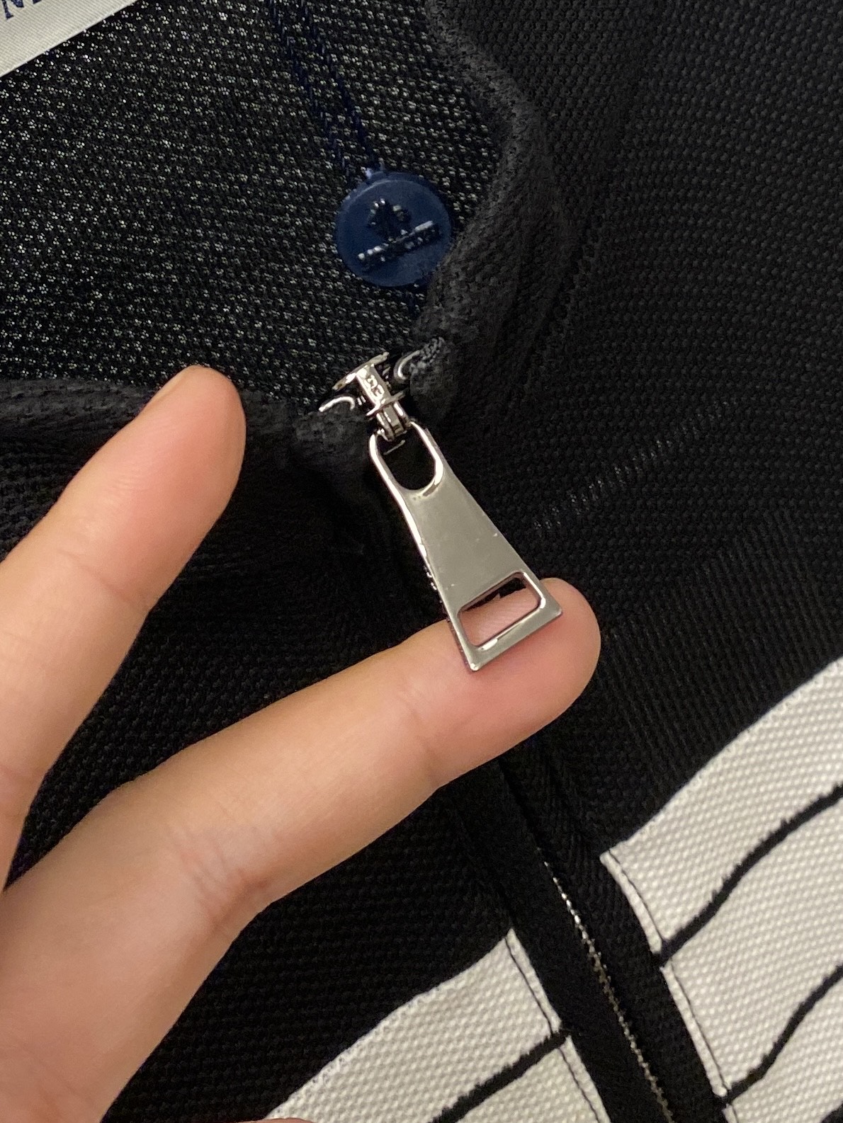 蒙口、2026新品短袖T恤，帅气时尚，胸前精致刺绣字母logo，简约百搭款。面料棉 不仅挺括，保持潮流的