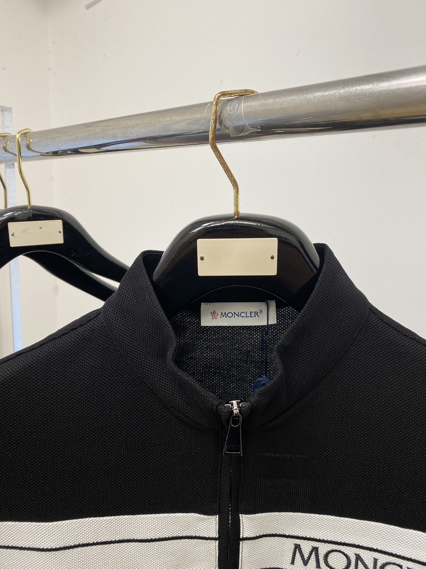 蒙口、2026新品短袖T恤，帅气时尚，胸前精致刺绣字母logo，简约百搭款。面料棉 不仅挺括，保持潮流的