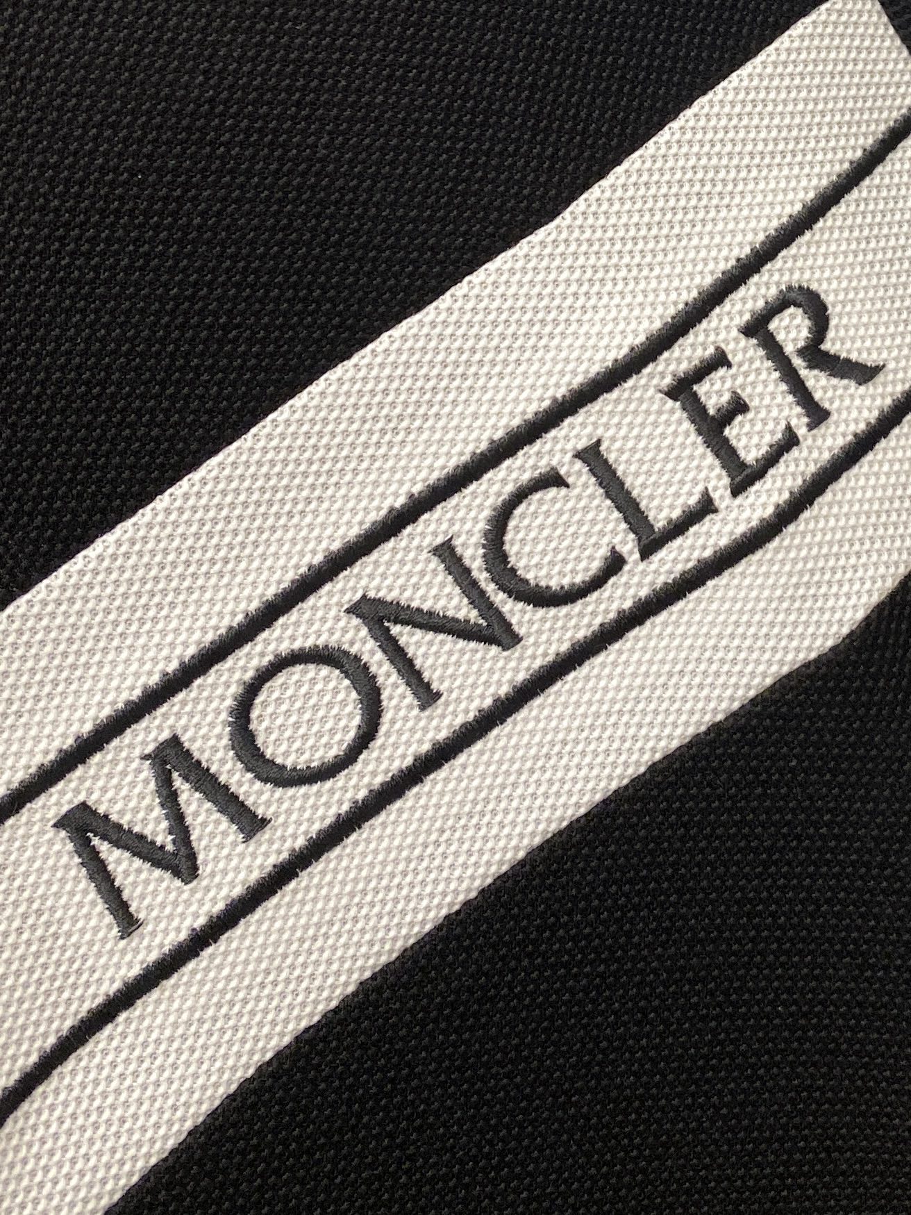 蒙口、2026新品短袖T恤，帅气时尚，胸前精致刺绣字母logo，简约百搭款。面料棉 不仅挺括，保持潮流的