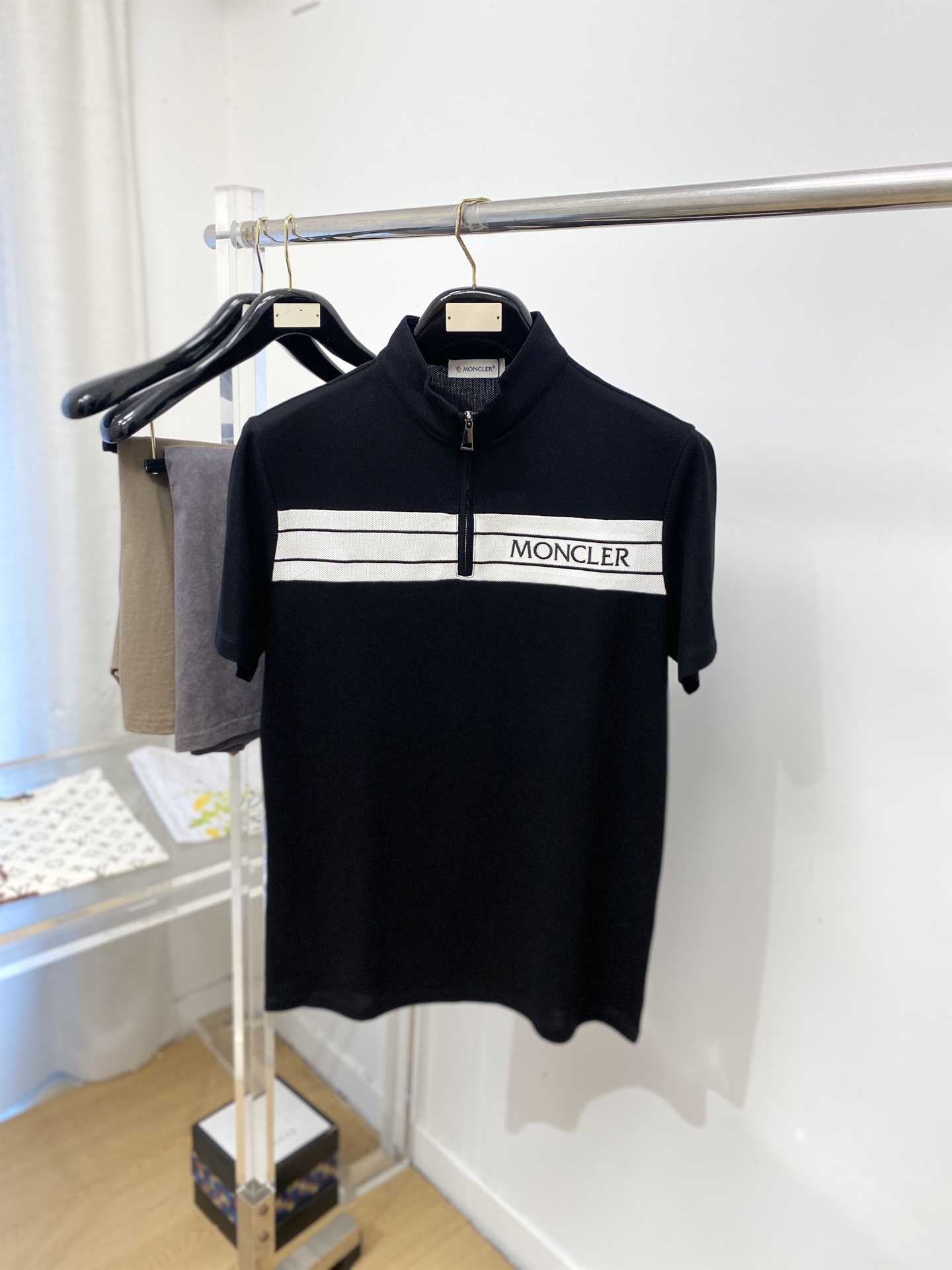 蒙口、2026新品短袖T恤，帅气时尚，胸前精致刺绣字母logo，简约百搭款。面料棉 不仅挺括，保持潮流的