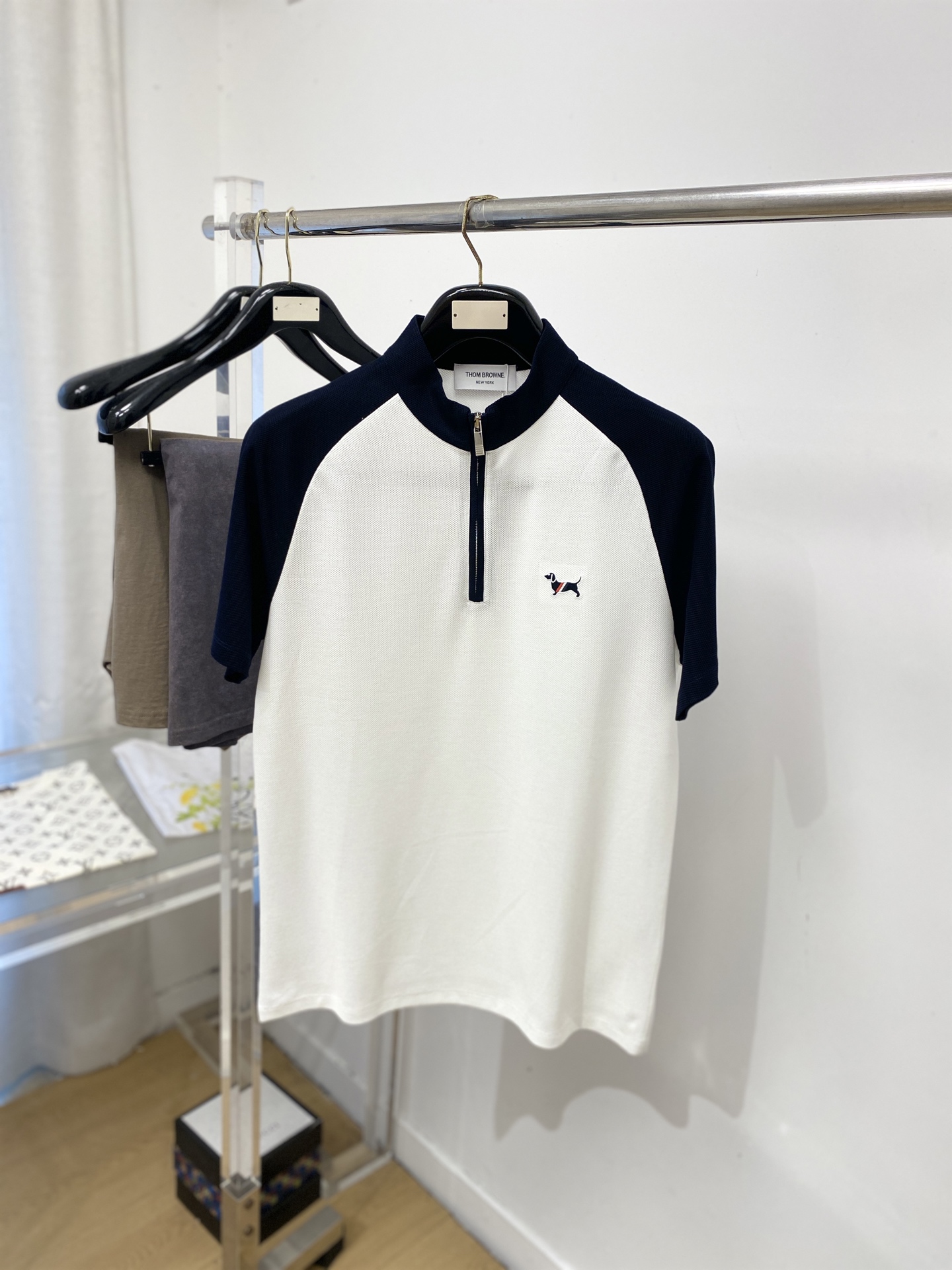 TB、2026新品短袖T恤，帅气时尚，胸前精致刺绣图案logo，简约百搭款。面料棉 不仅挺括，保持潮流的