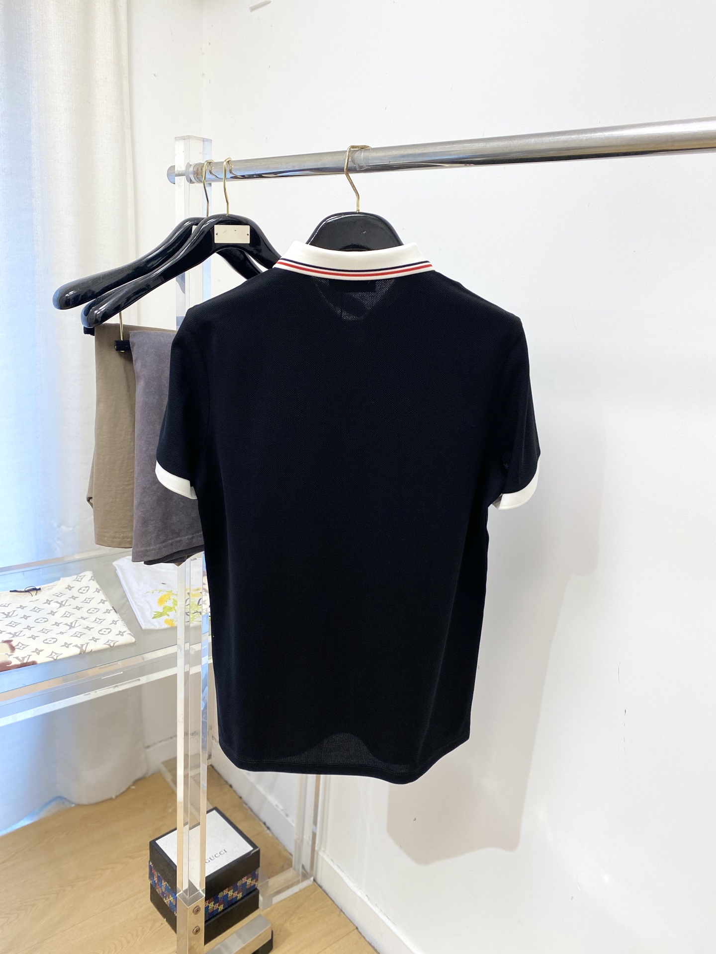 蒙口、2026新品短袖T恤，帅气时尚，胸前刺绣装饰图案logo，简约百搭款。面料棉 不仅挺括，保持潮流的