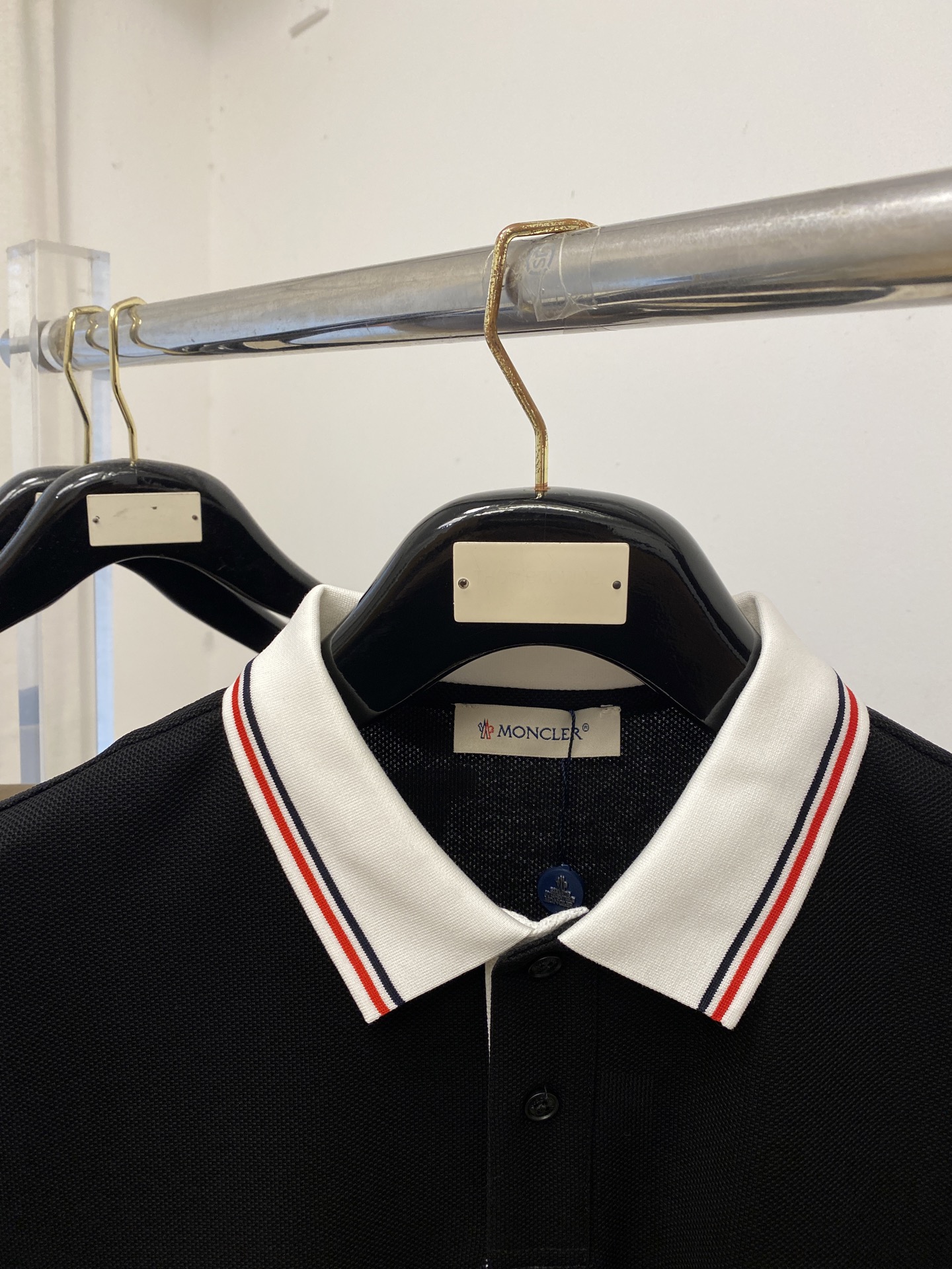 蒙口、2026新品短袖T恤，帅气时尚，胸前刺绣装饰图案logo，简约百搭款。面料棉 不仅挺括，保持潮流的