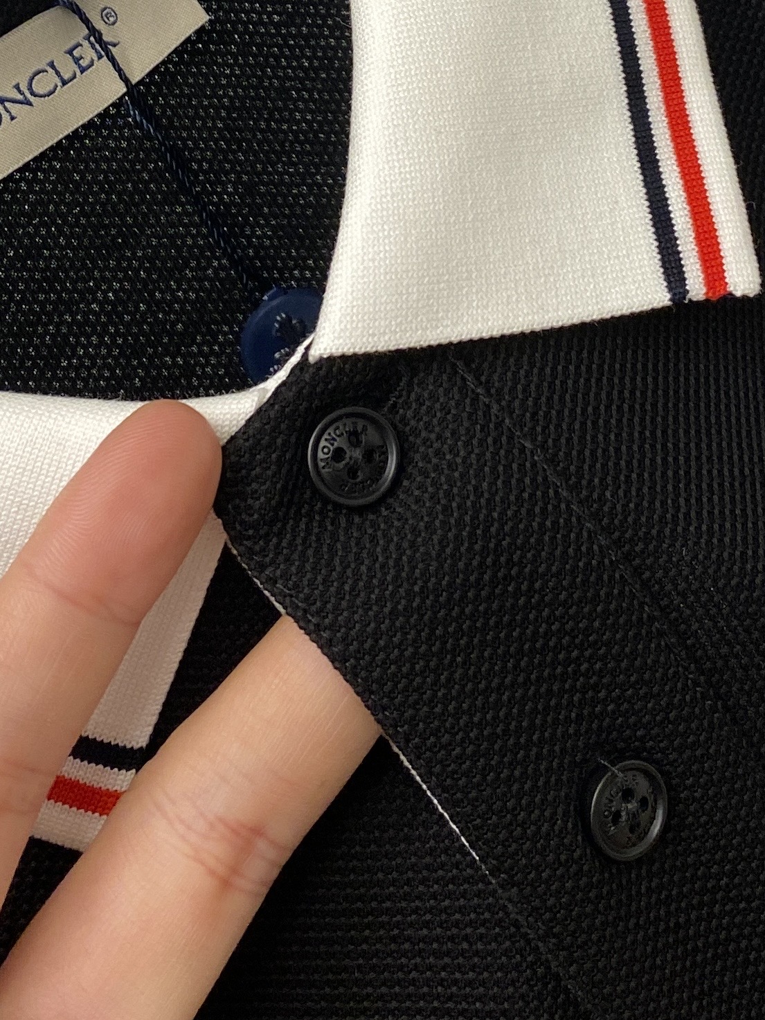 蒙口、2026新品短袖T恤，帅气时尚，胸前刺绣装饰图案logo，简约百搭款。面料棉 不仅挺括，保持潮流的