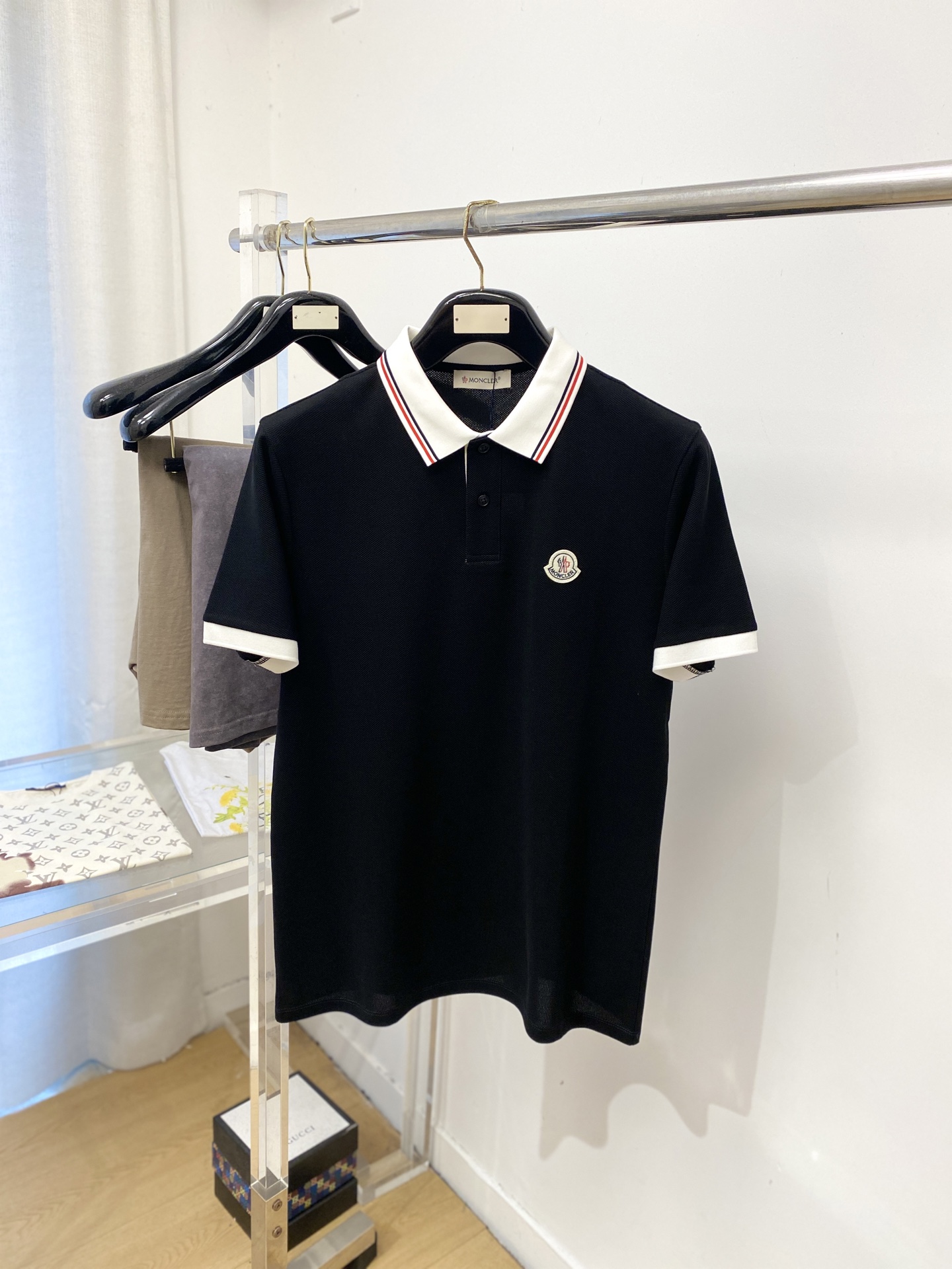 蒙口、2026新品短袖T恤，帅气时尚，胸前刺绣装饰图案logo，简约百搭款。面料棉 不仅挺括，保持潮流的