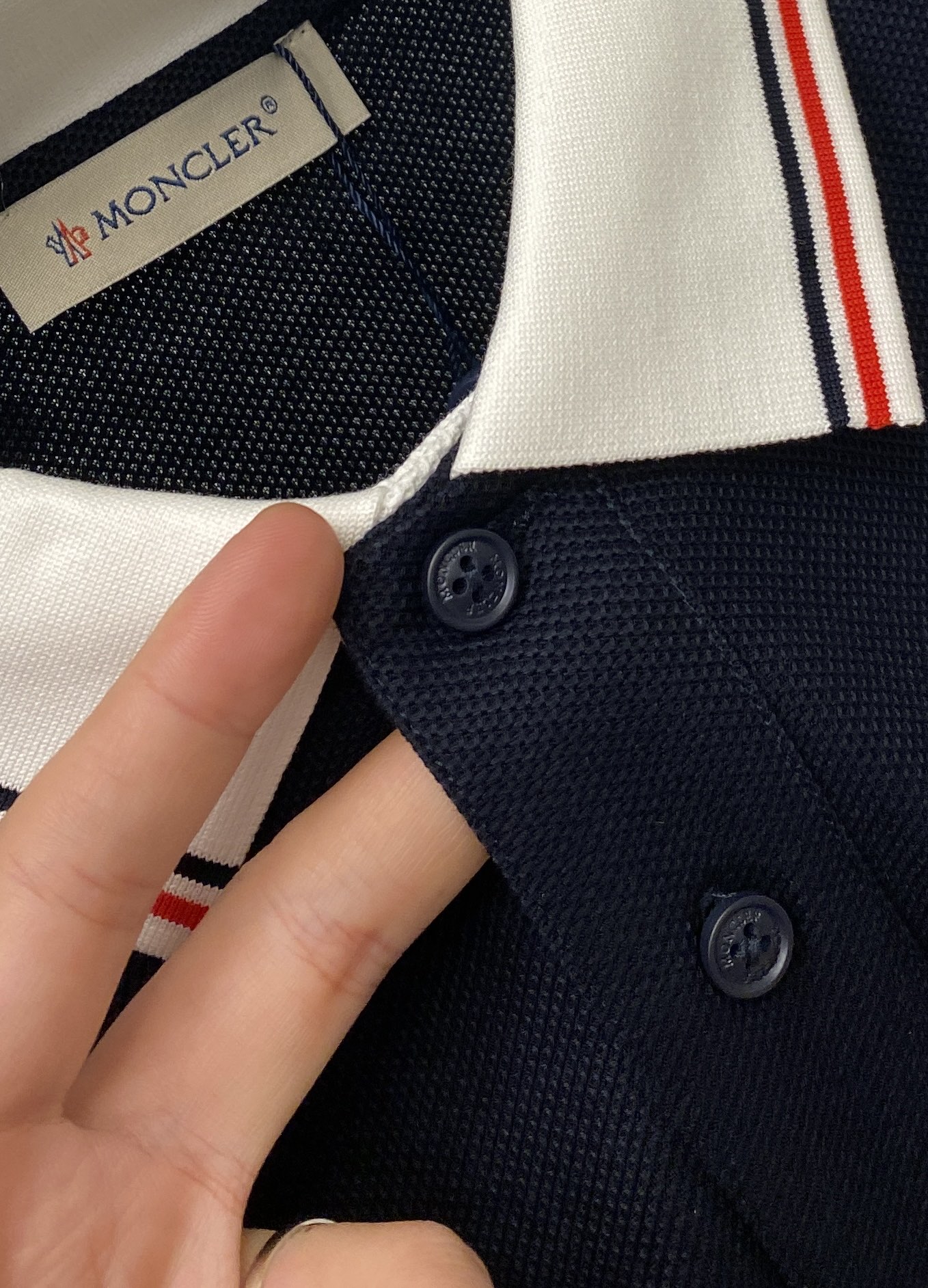 蒙口、2026新品短袖T恤，帅气时尚，胸前刺绣装饰图案logo，简约百搭款。面料棉 不仅挺括，保持潮流的