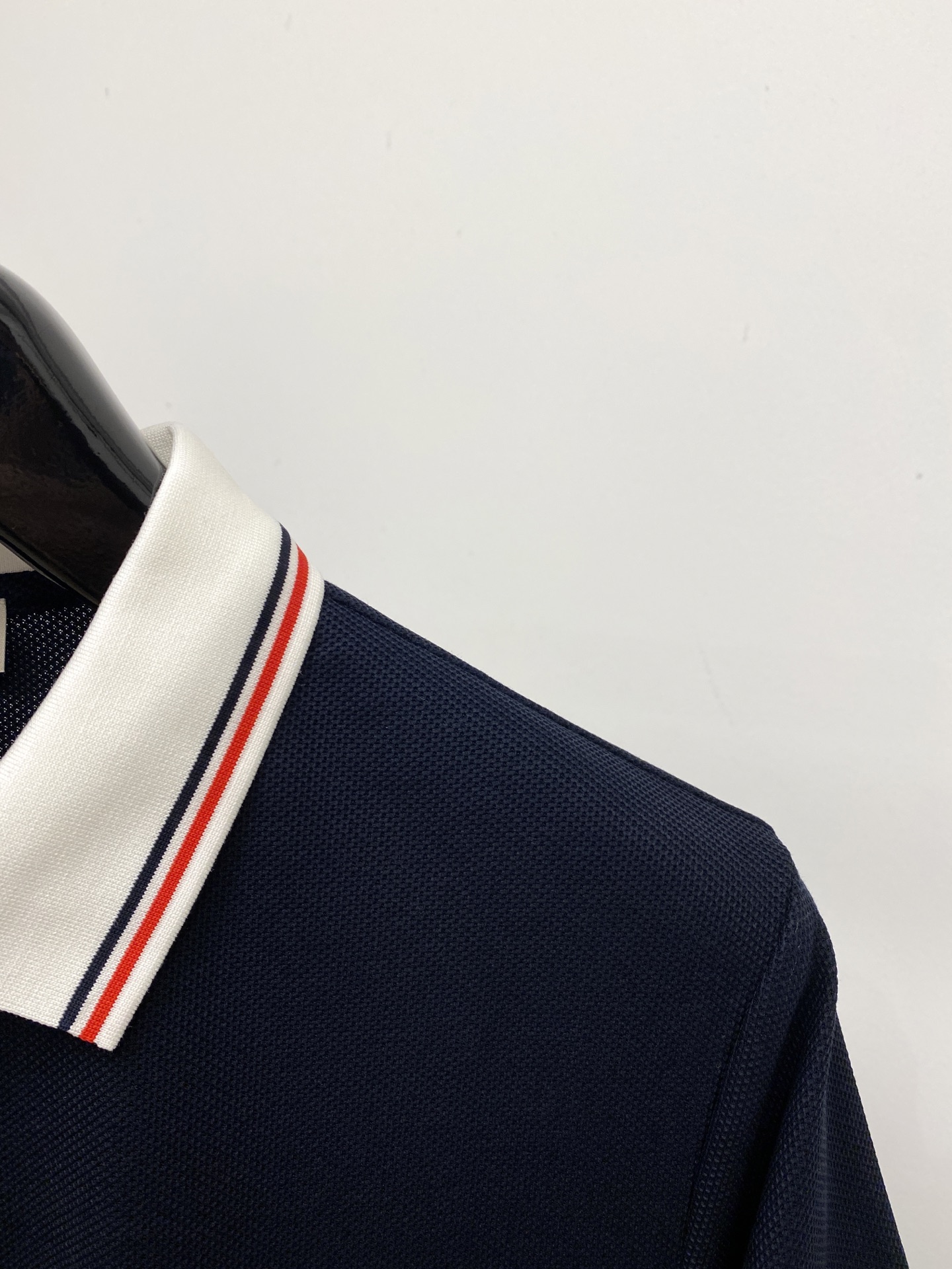 蒙口、2026新品短袖T恤，帅气时尚，胸前刺绣装饰图案logo，简约百搭款。面料棉 不仅挺括，保持潮流的