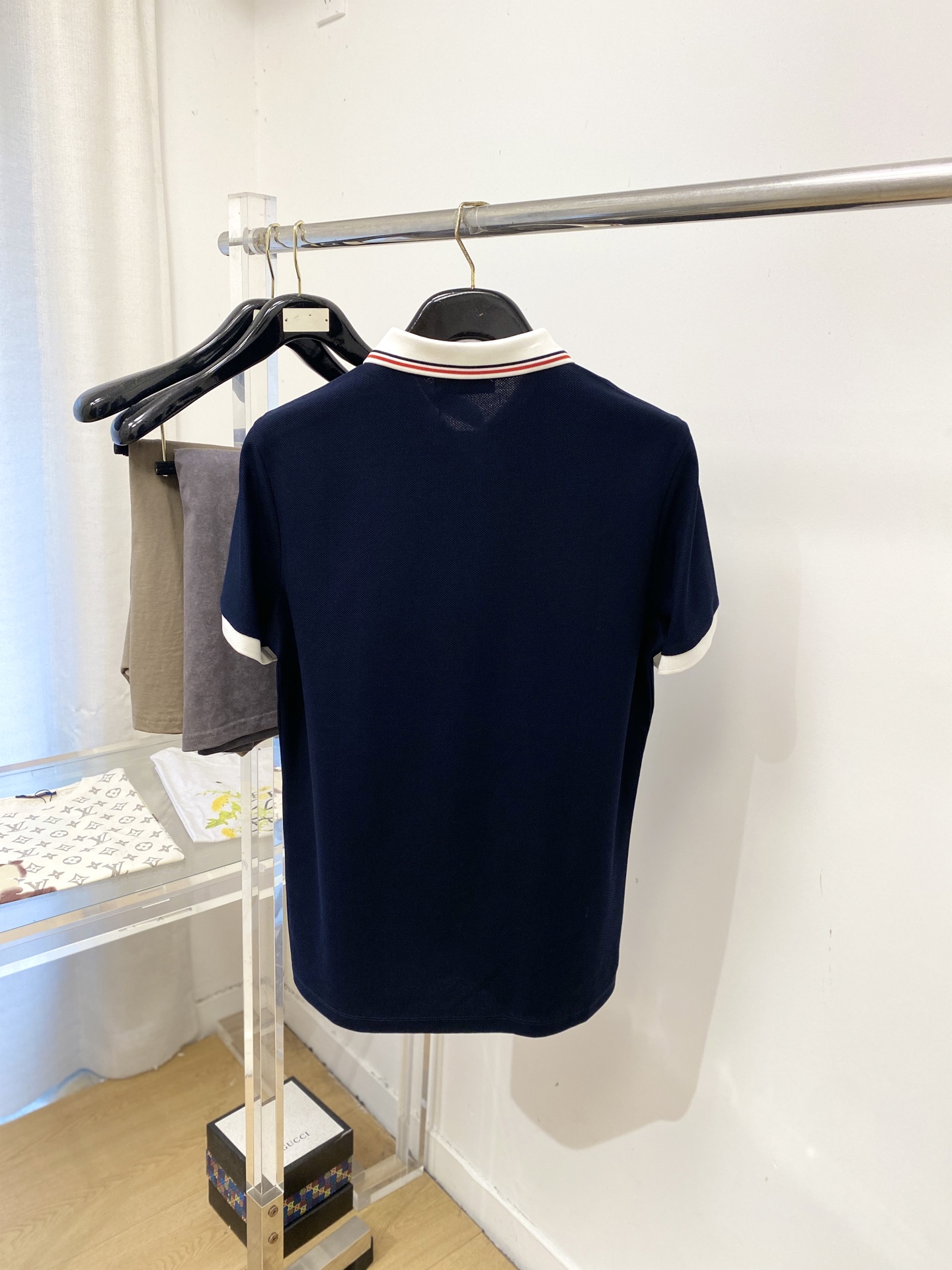 蒙口、2026新品短袖T恤，帅气时尚，胸前刺绣装饰图案logo，简约百搭款。面料棉 不仅挺括，保持潮流的