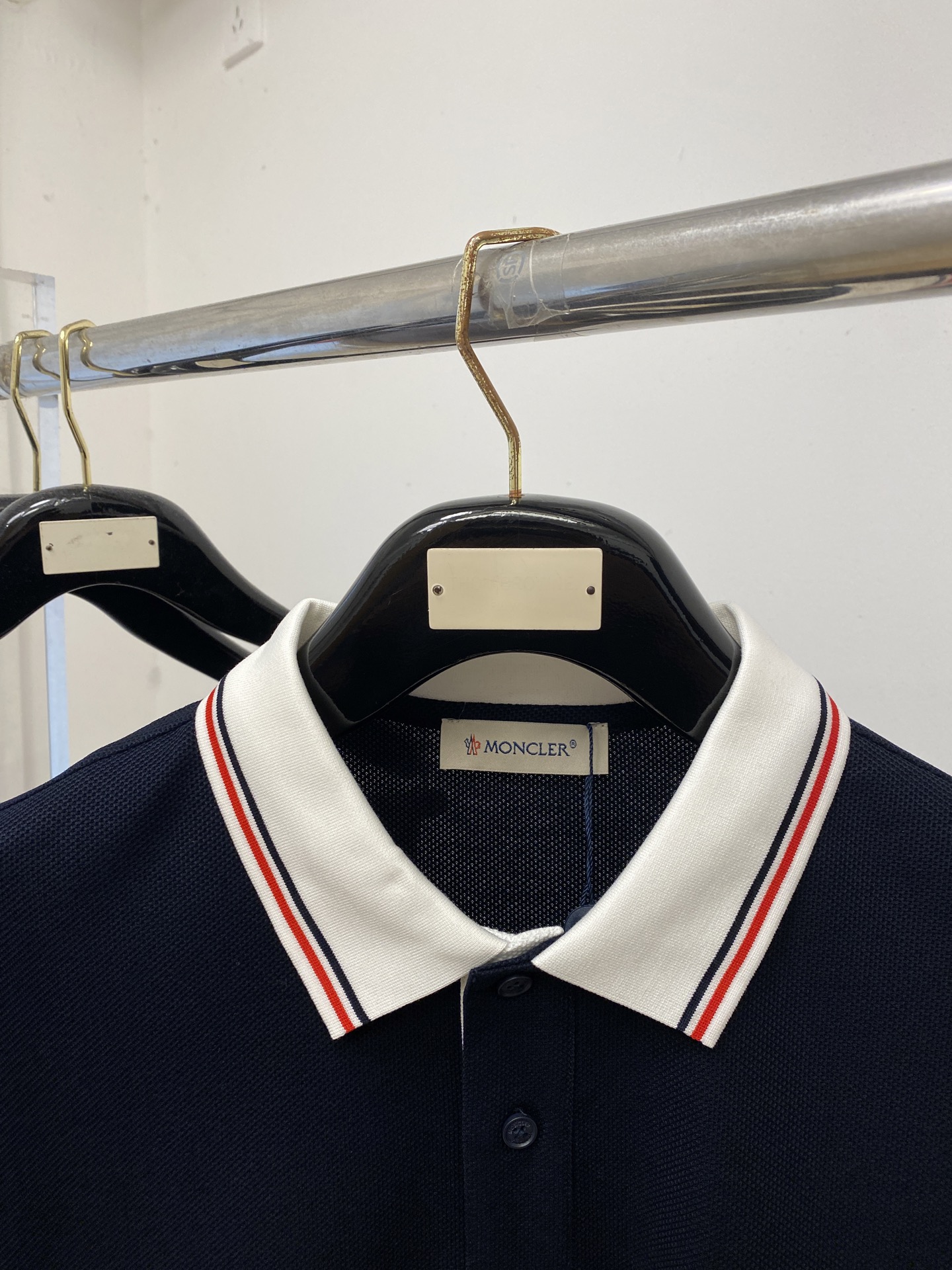 蒙口、2026新品短袖T恤，帅气时尚，胸前刺绣装饰图案logo，简约百搭款。面料棉 不仅挺括，保持潮流的