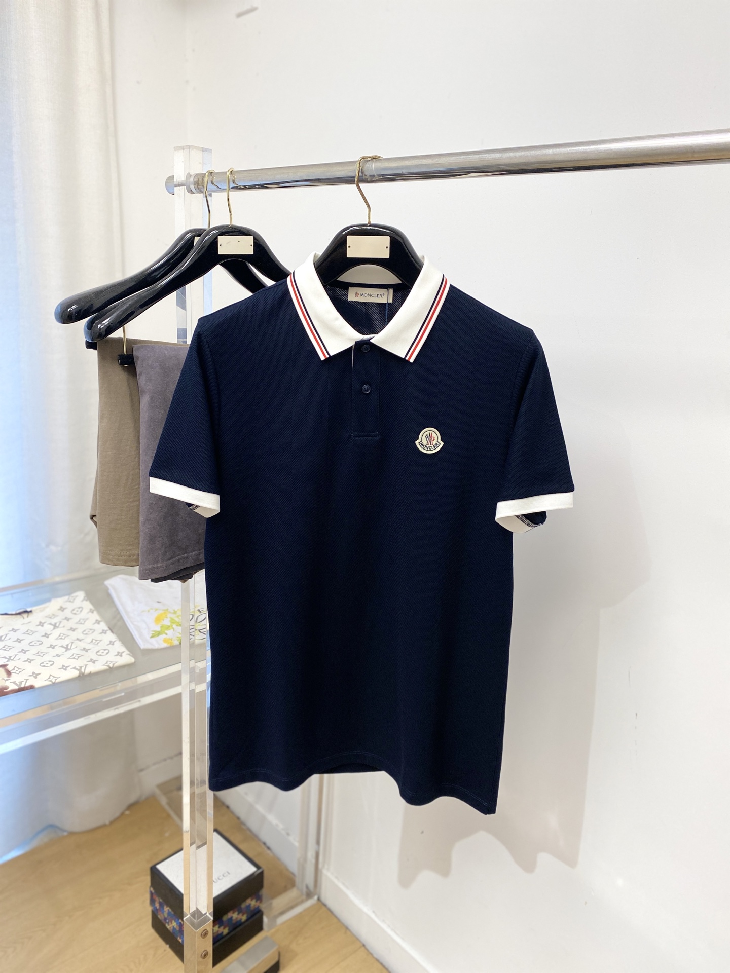 蒙口、2026新品短袖T恤，帅气时尚，胸前刺绣装饰图案logo，简约百搭款。面料棉 不仅挺括，保持潮流的