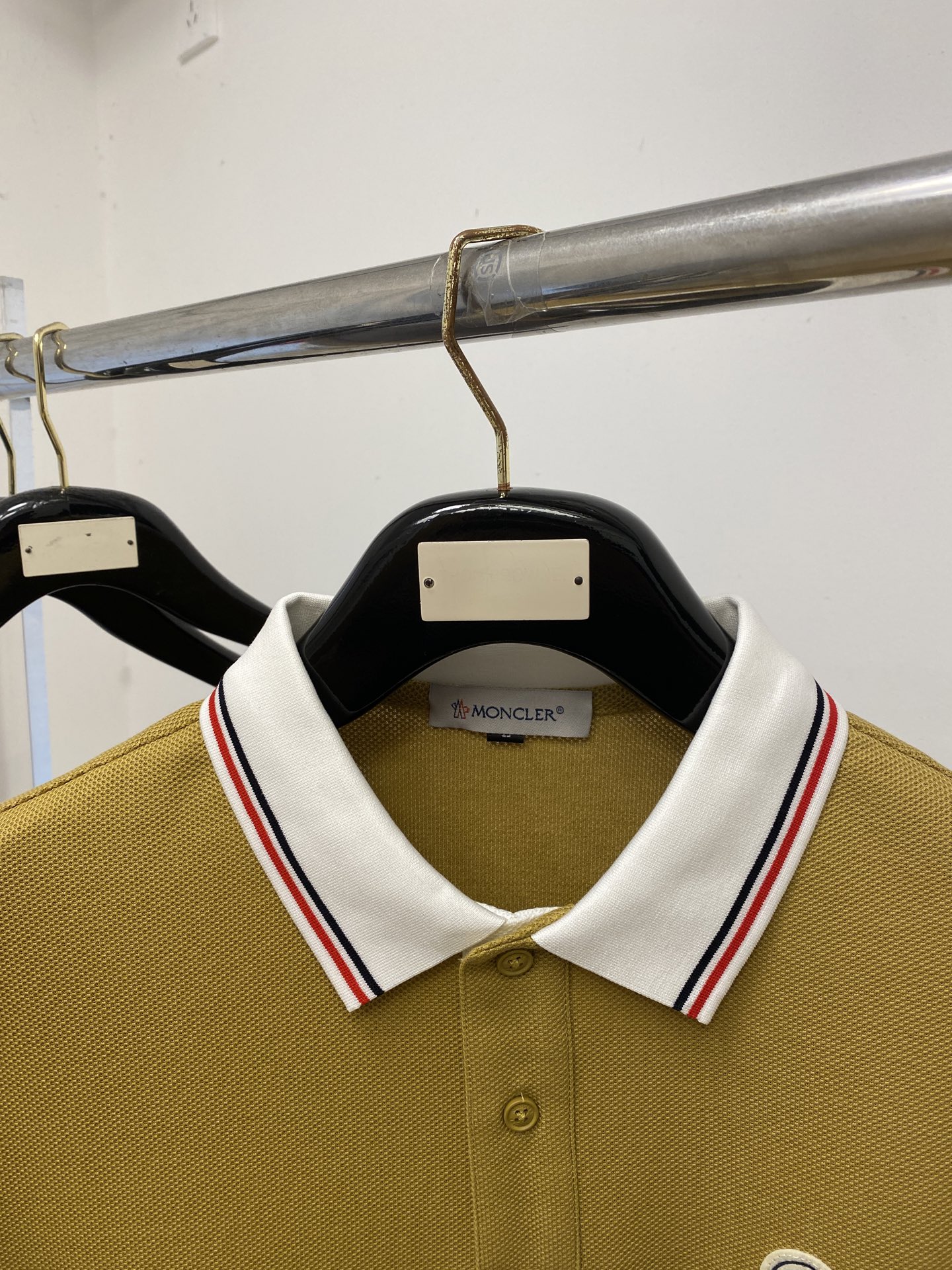 蒙口、2026新品短袖T恤，帅气时尚，胸前刺绣装饰图案logo，简约百搭款。面料棉 不仅挺括，保持潮流的