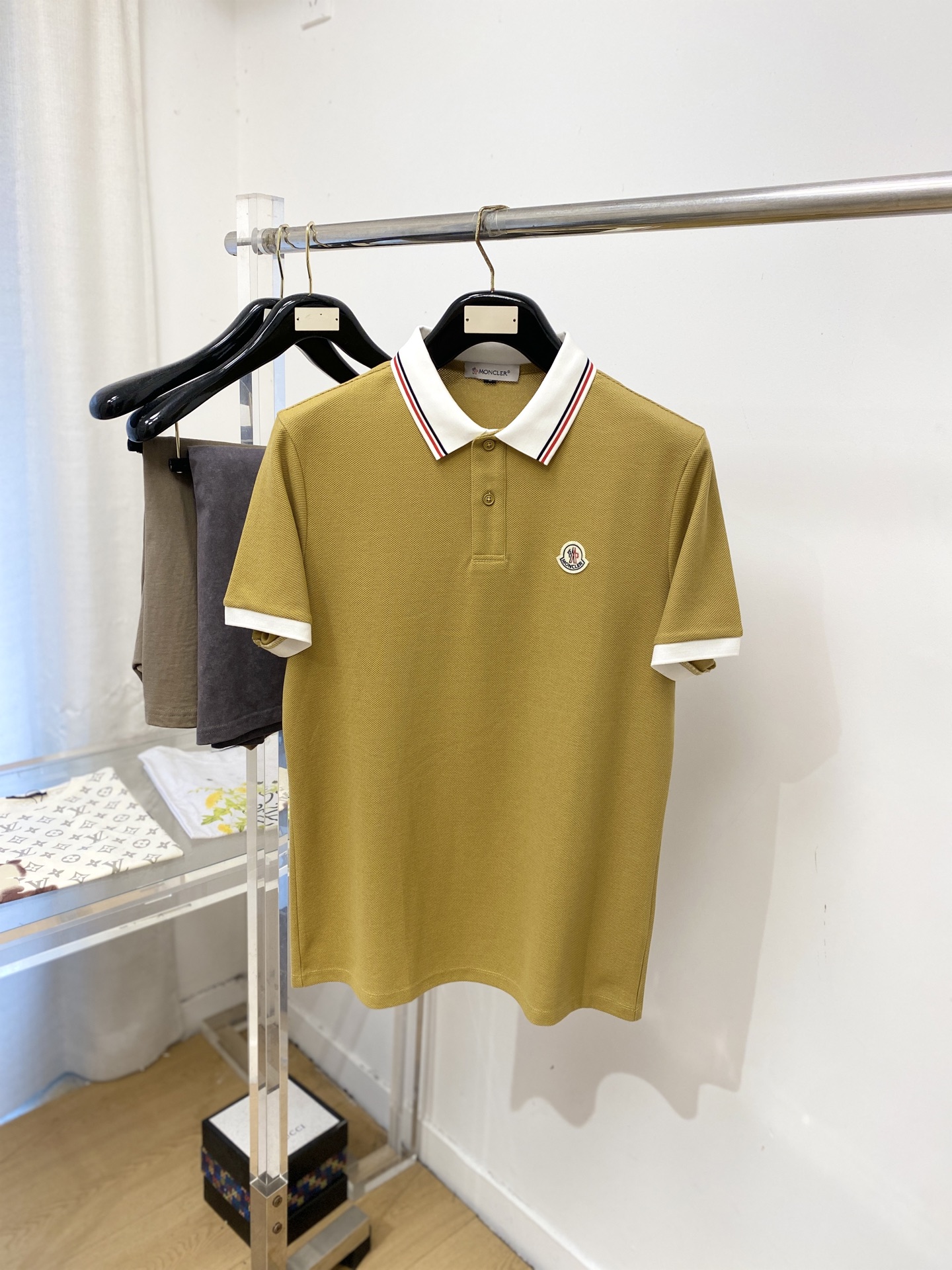 蒙口、2026新品短袖T恤，帅气时尚，胸前刺绣装饰图案logo，简约百搭款。面料棉 不仅挺括，保持潮流的