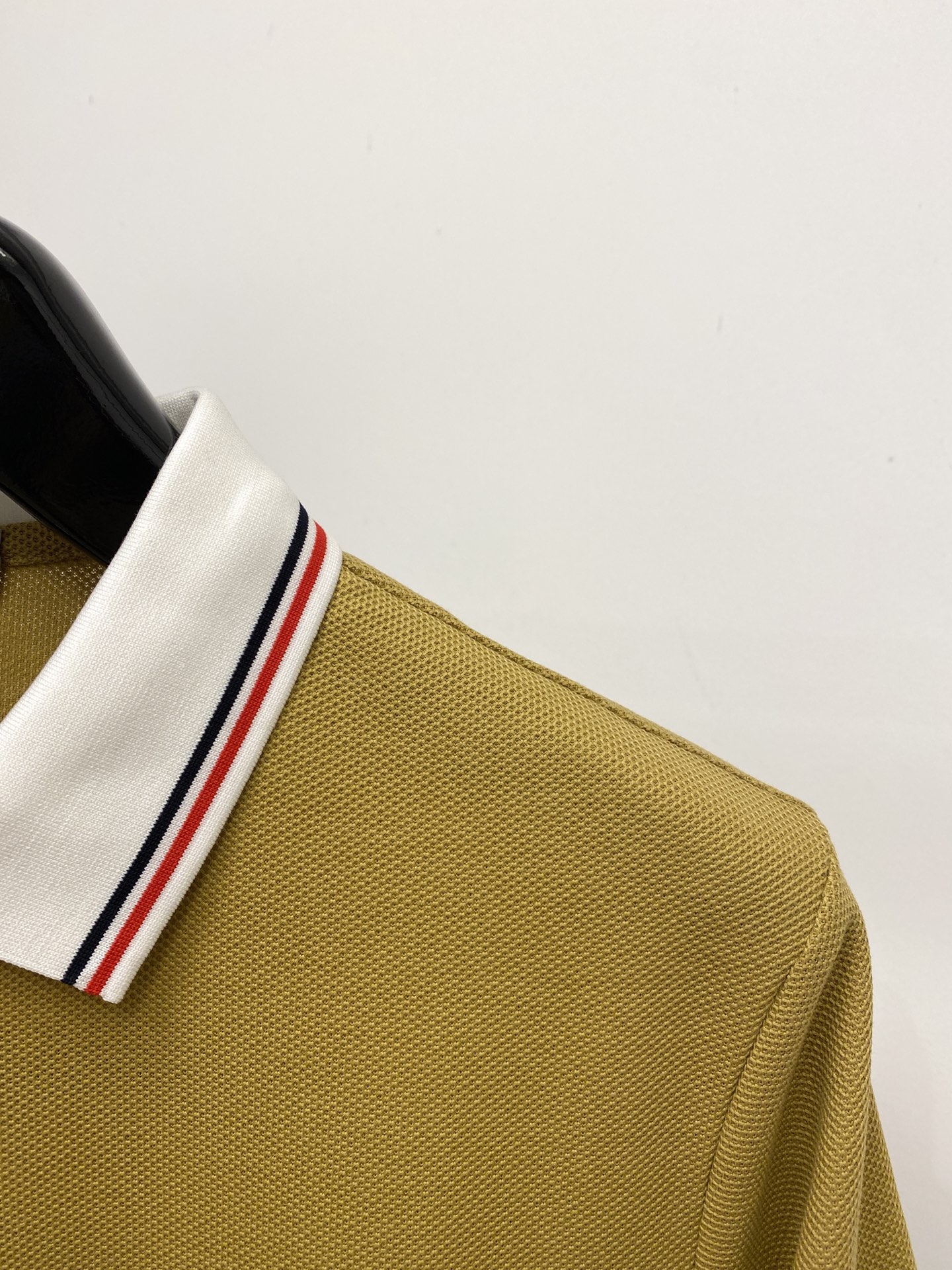 蒙口、2026新品短袖T恤，帅气时尚，胸前刺绣装饰图案logo，简约百搭款。面料棉 不仅挺括，保持潮流的