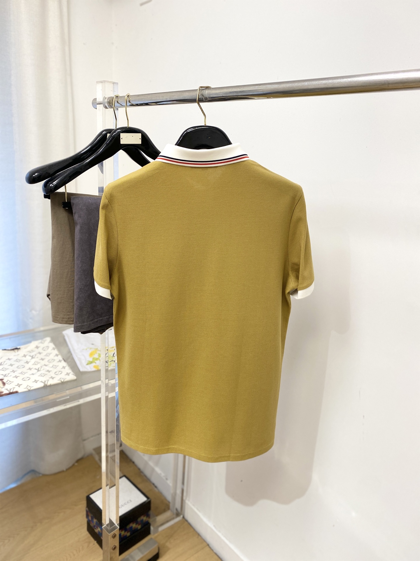 蒙口、2026新品短袖T恤，帅气时尚，胸前刺绣装饰图案logo，简约百搭款。面料棉 不仅挺括，保持潮流的