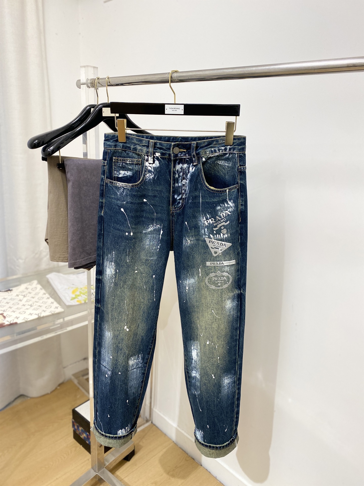 普拉达、2026最新品，专柜同步有售，原单狠货，水洗休闲牛仔裤，进口原版水洗弹力面料，舒适有弹性，原版五