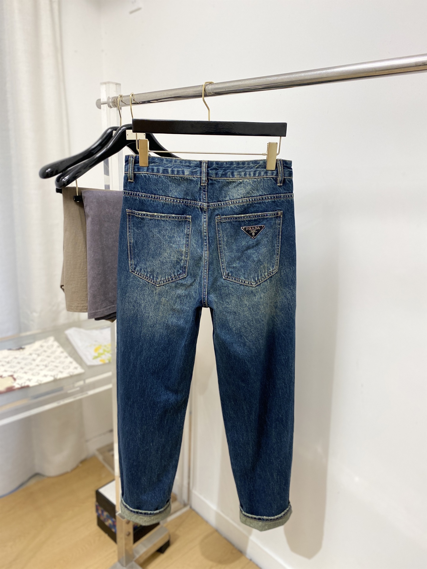 普拉达、2026最新品，专柜同步有售，原单狠货，水洗休闲牛仔裤，进口原版水洗弹力面料，舒适有弹性，原版五