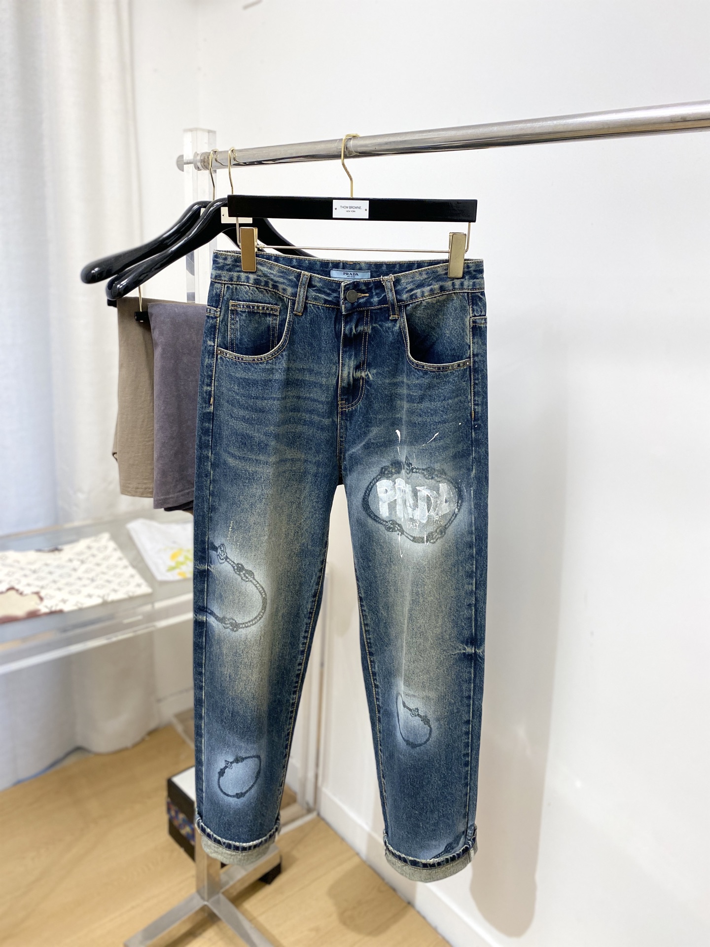 普拉达、2026最新品，专柜同步有售，原单狠货，水洗休闲牛仔裤，进口原版水洗弹力面料，舒适有弹性，原版五