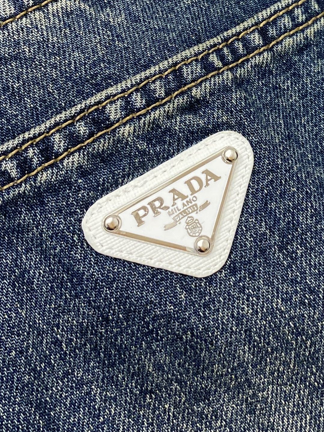 普拉达、2026最新品，专柜同步有售，原单狠货，水洗休闲牛仔裤，进口原版水洗弹力面料，舒适有弹性，原版五