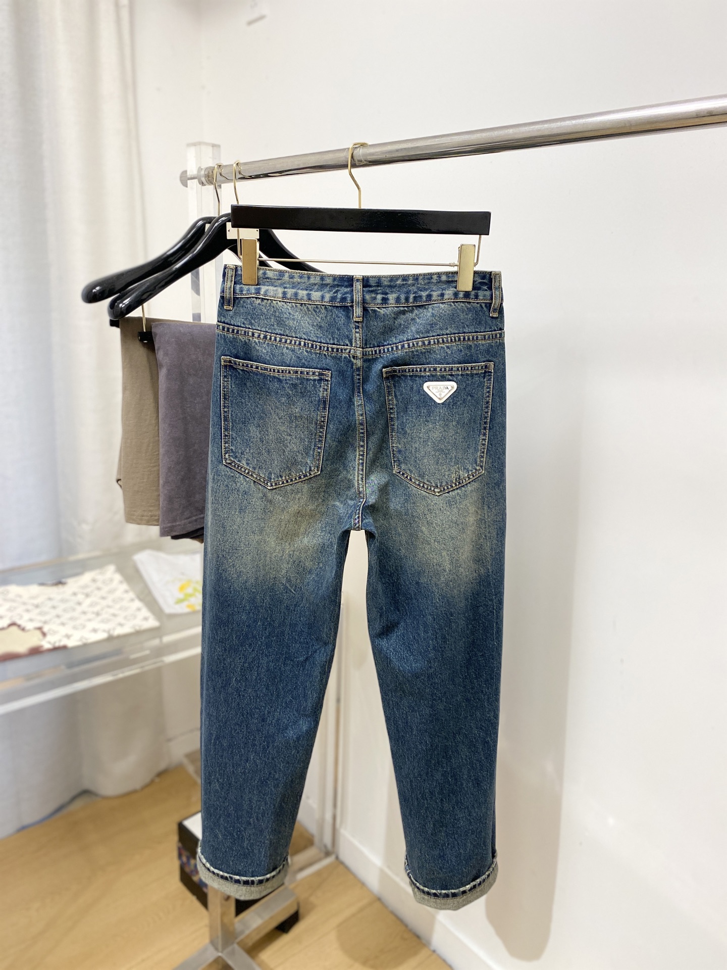 普拉达、2026最新品，专柜同步有售，原单狠货，水洗休闲牛仔裤，进口原版水洗弹力面料，舒适有弹性，原版五