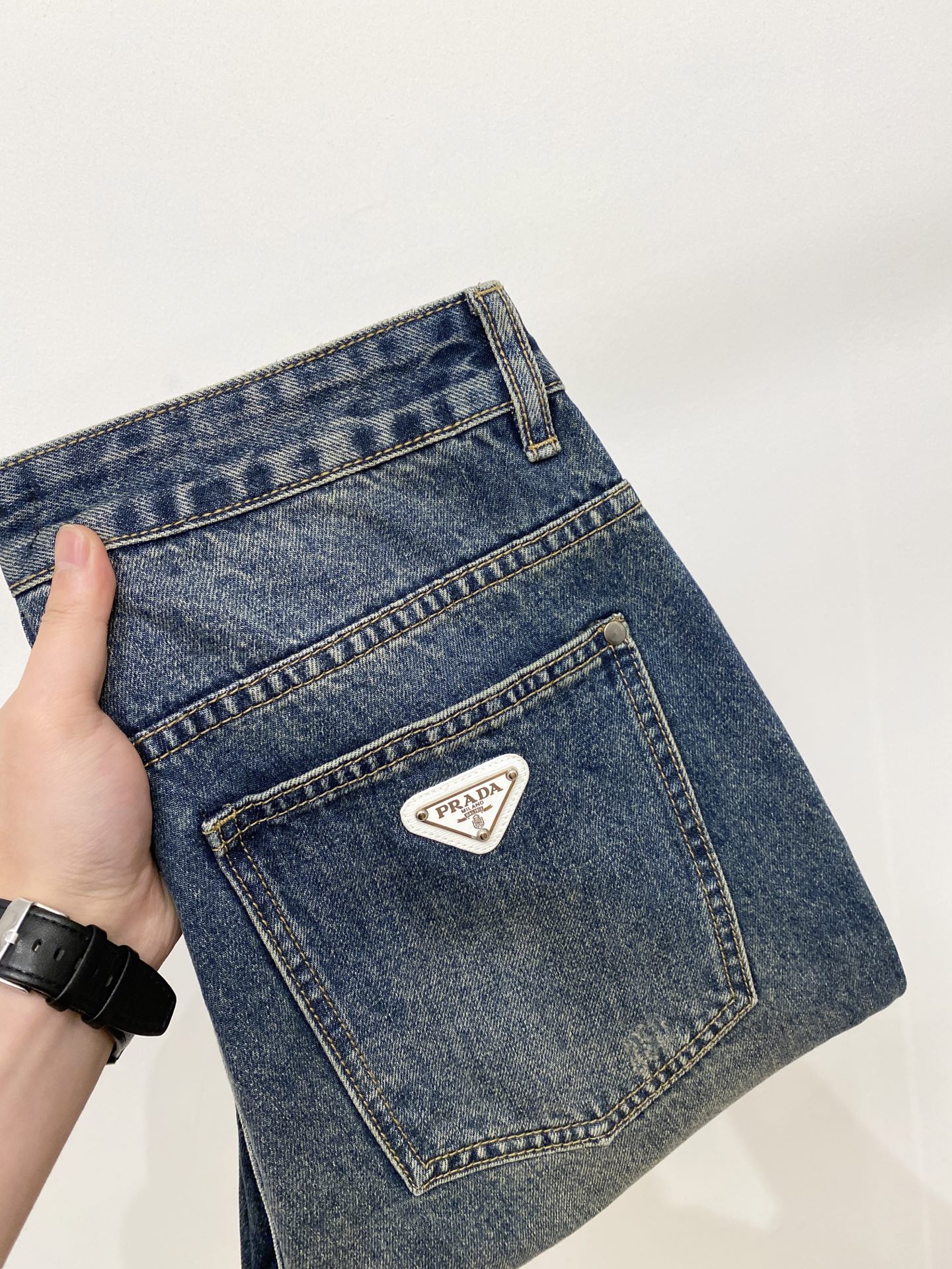 普拉达、2026最新品，专柜同步有售，原单狠货，水洗休闲牛仔裤，进口原版水洗弹力面料，舒适有弹性，原版五