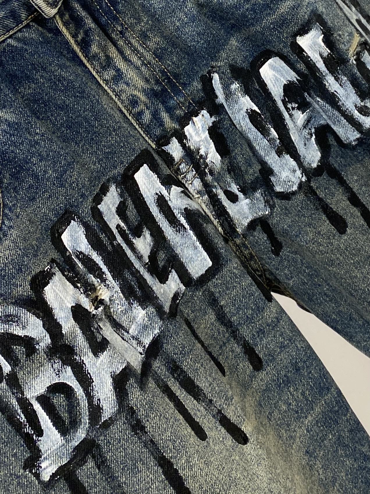 巴黎世家、2026最新品，专柜同步有售，原单狠货，水洗休闲牛仔裤，进口原版水洗弹力面料，舒适有弹性，原版