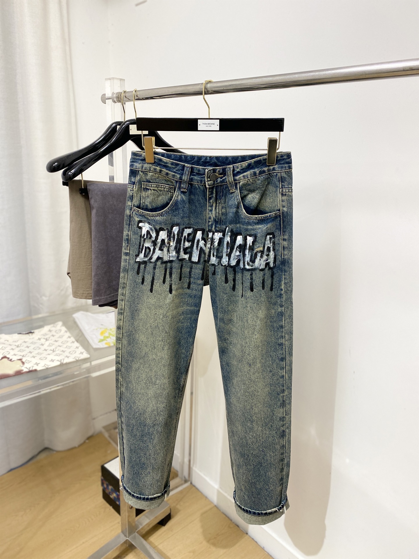 巴黎世家、2026最新品，专柜同步有售，原单狠货，水洗休闲牛仔裤，进口原版水洗弹力面料，舒适有弹性，原版