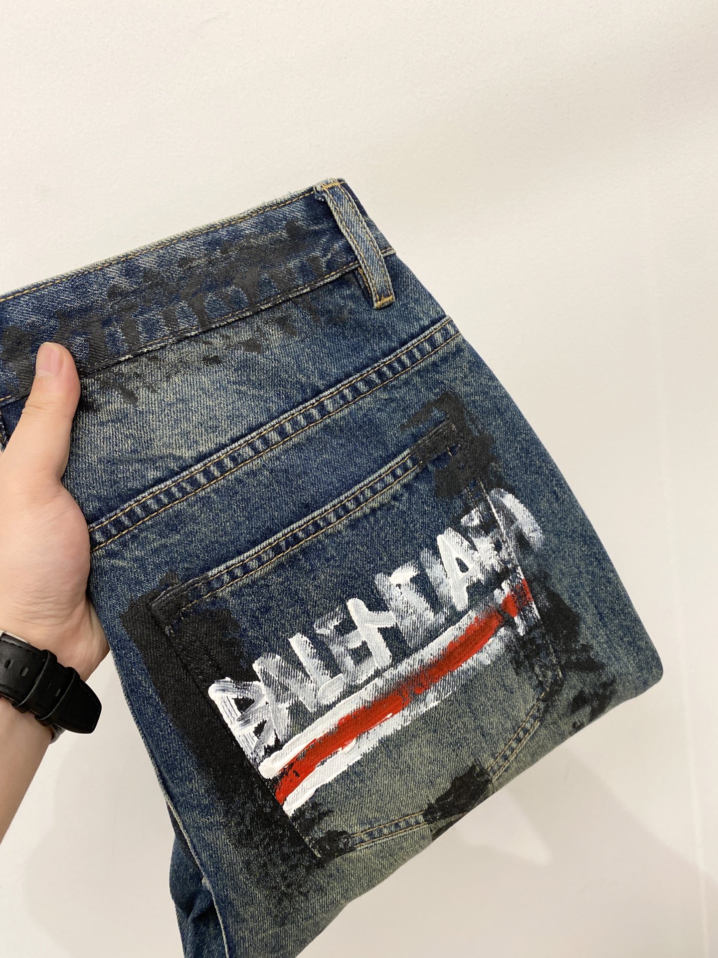 巴黎世家、2026最新品，专柜同步有售，原单狠货，水洗休闲牛仔裤，进口原版水洗弹力面料，舒适有弹性，原版