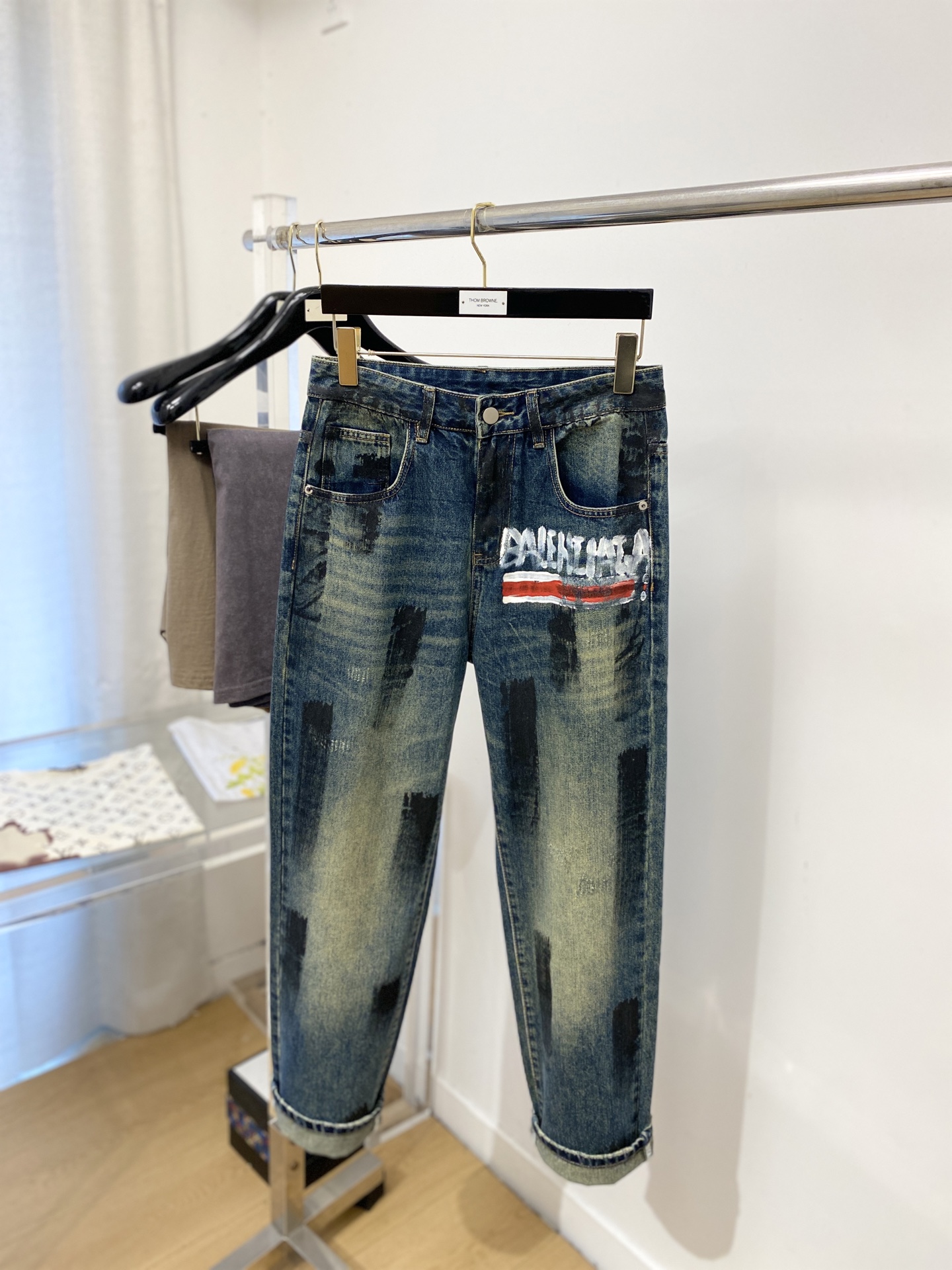 巴黎世家、2026最新品，专柜同步有售，原单狠货，水洗休闲牛仔裤，进口原版水洗弹力面料，舒适有弹性，原版