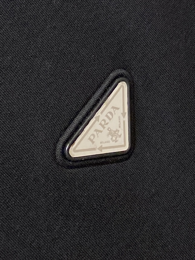 普拉达、2026新品短袖T恤，帅气时尚，胸前设计凹凸印胶字母logo，简约百搭款。面料棉 不仅挺括，保持