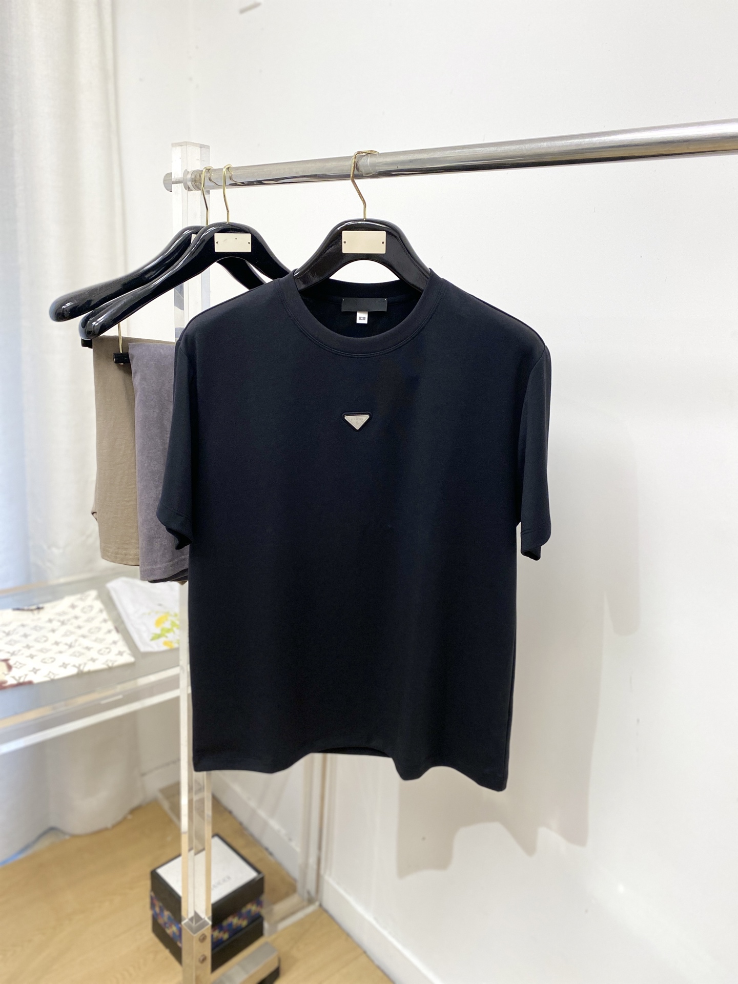 普拉达、2026新品短袖T恤，帅气时尚，胸前设计凹凸印胶字母logo，简约百搭款。面料棉 不仅挺括，保持