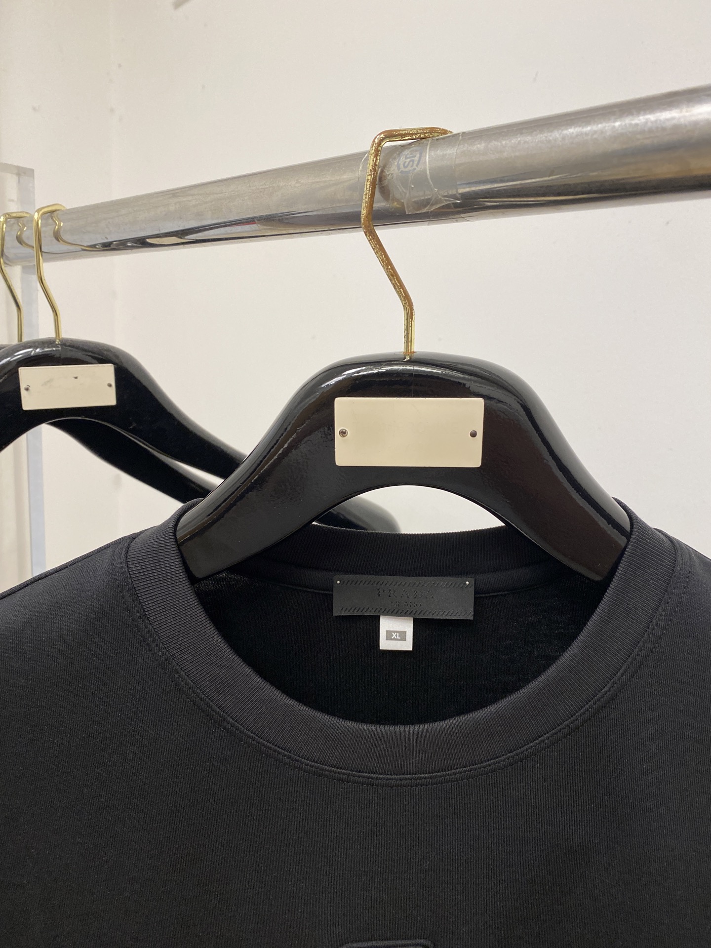 普拉达、2026新品短袖T恤，帅气时尚，胸前设计凹凸印胶字母logo，简约百搭款。面料棉 不仅挺括，保持