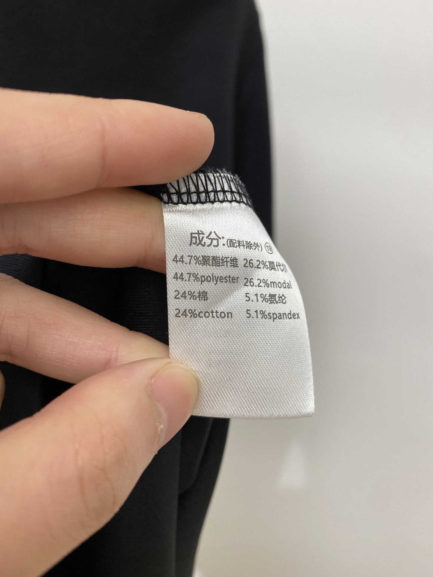 普拉达、2026新品短袖T恤，帅气时尚，胸前设计凹凸印胶字母logo，简约百搭款。面料棉 不仅挺括，保持