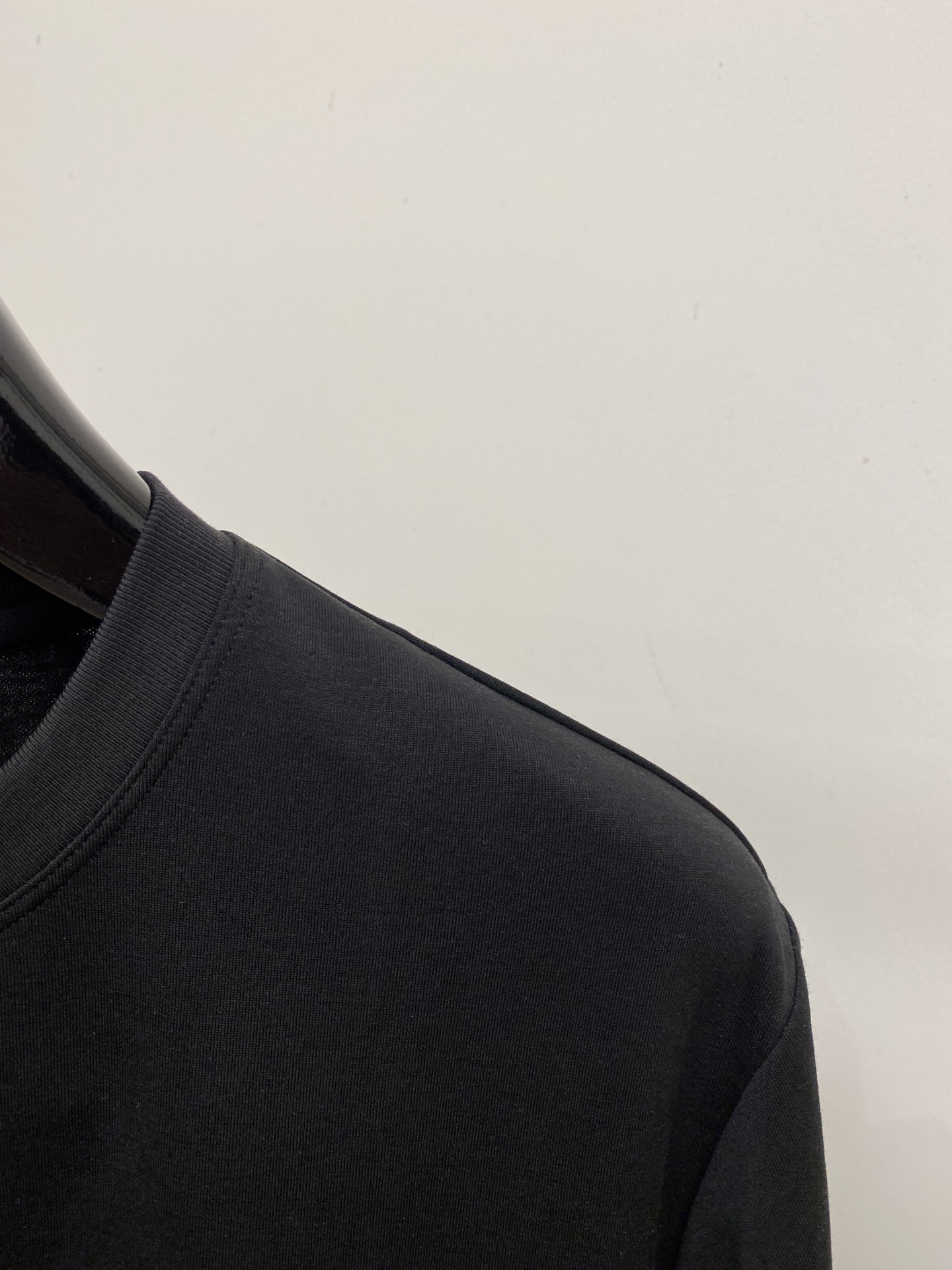 普拉达、2026新品短袖T恤，帅气时尚，胸前设计凹凸印胶字母logo，简约百搭款。面料棉 不仅挺括，保持