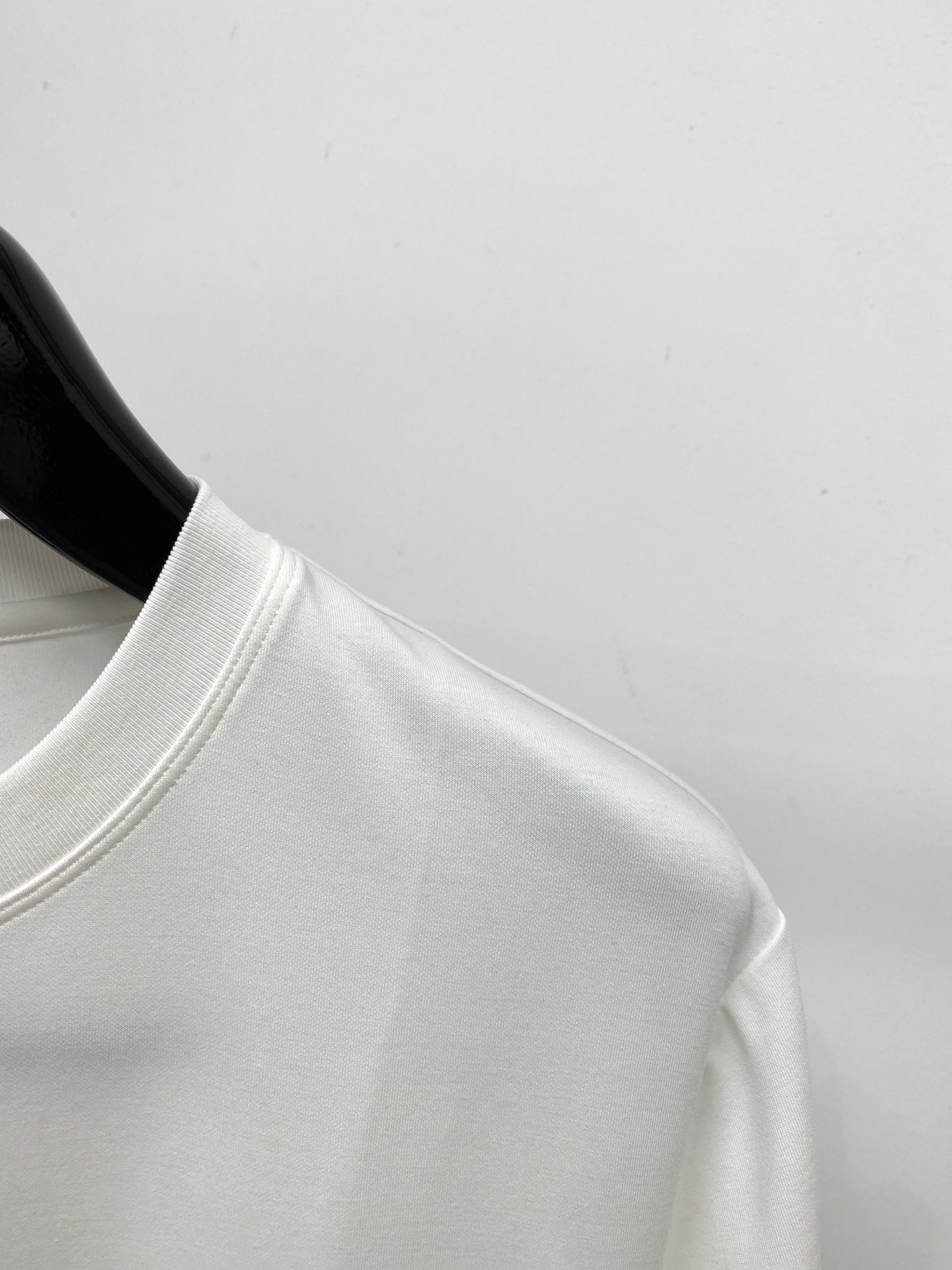 普拉达、2026新品短袖T恤，帅气时尚，胸前设计凹凸印胶字母logo，简约百搭款。面料棉 不仅挺括，保持