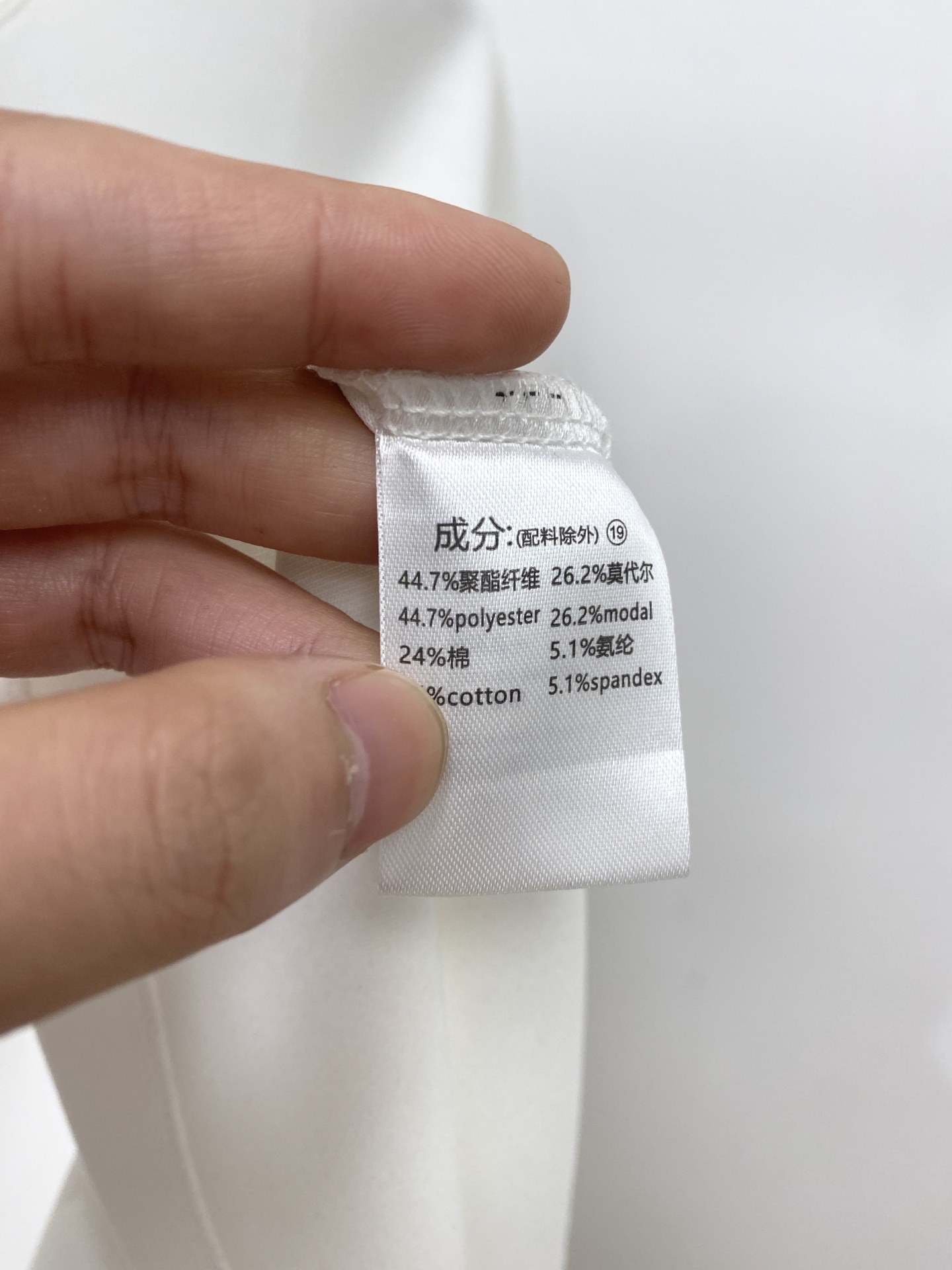 普拉达、2026新品短袖T恤，帅气时尚，胸前设计凹凸印胶字母logo，简约百搭款。面料棉 不仅挺括，保持