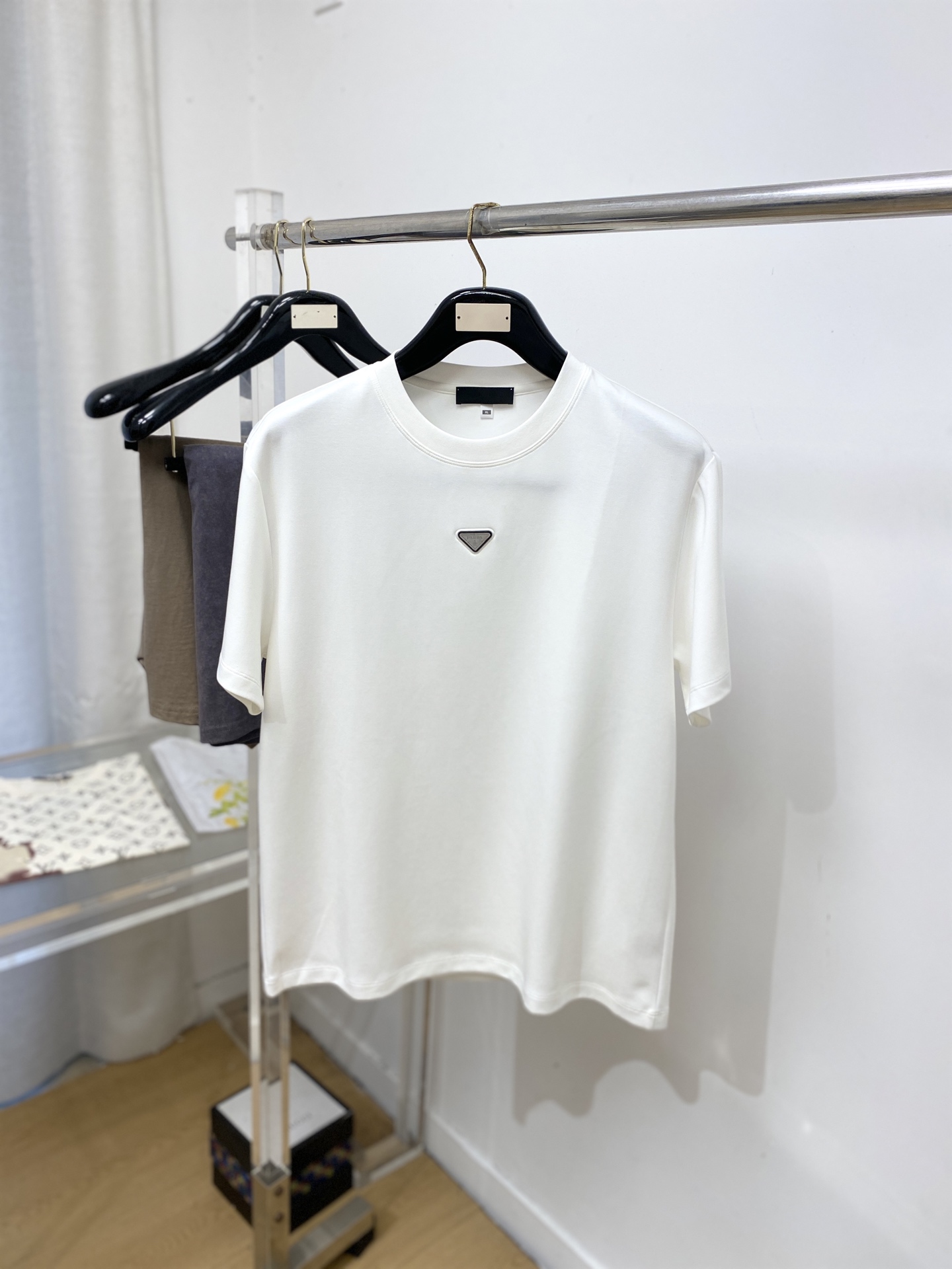 普拉达、2026新品短袖T恤，帅气时尚，胸前设计凹凸印胶字母logo，简约百搭款。面料棉 不仅挺括，保持
