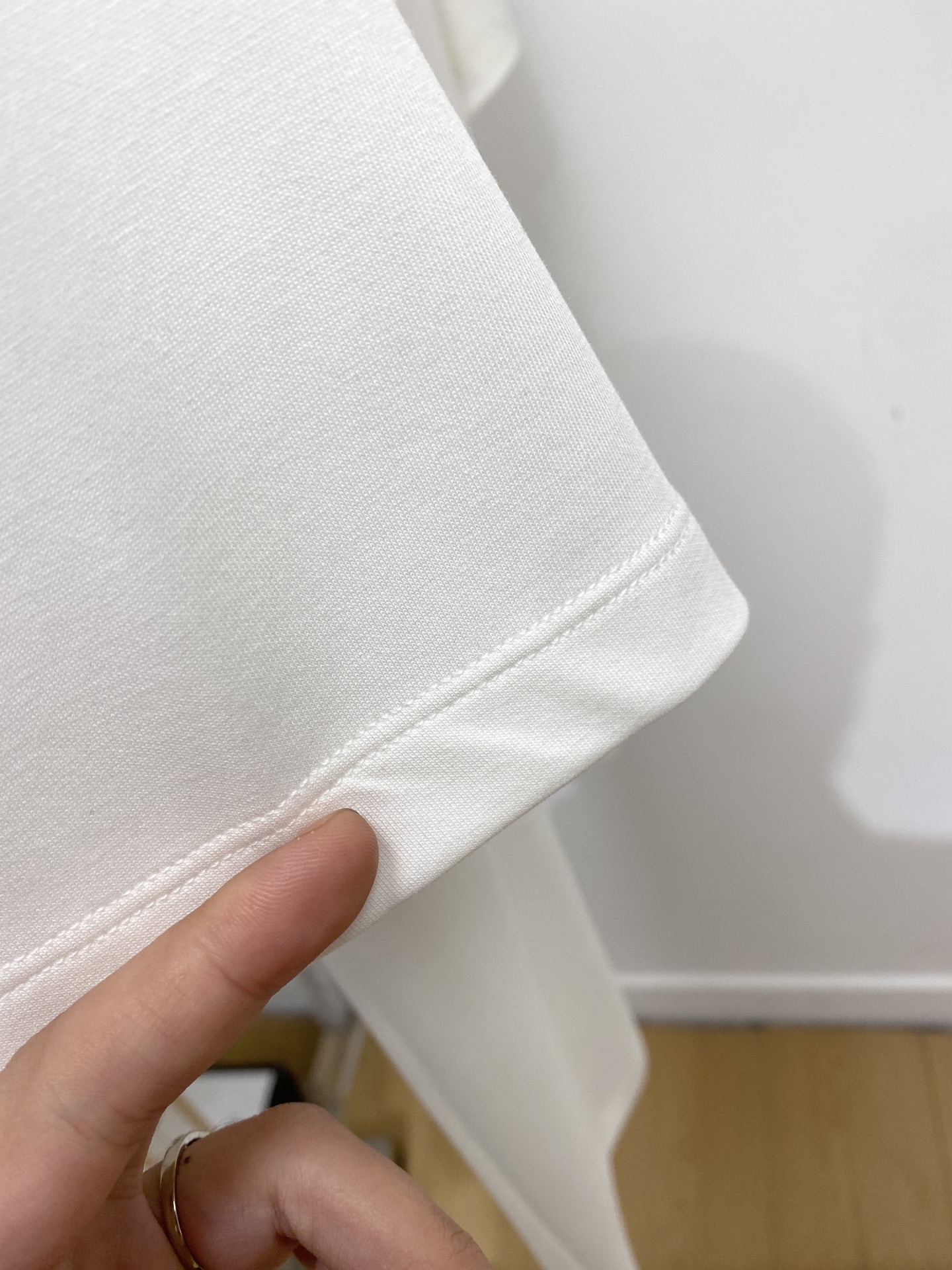 普拉达、2026新品短袖T恤，帅气时尚，胸前设计凹凸印胶字母logo，简约百搭款。面料棉 不仅挺括，保持